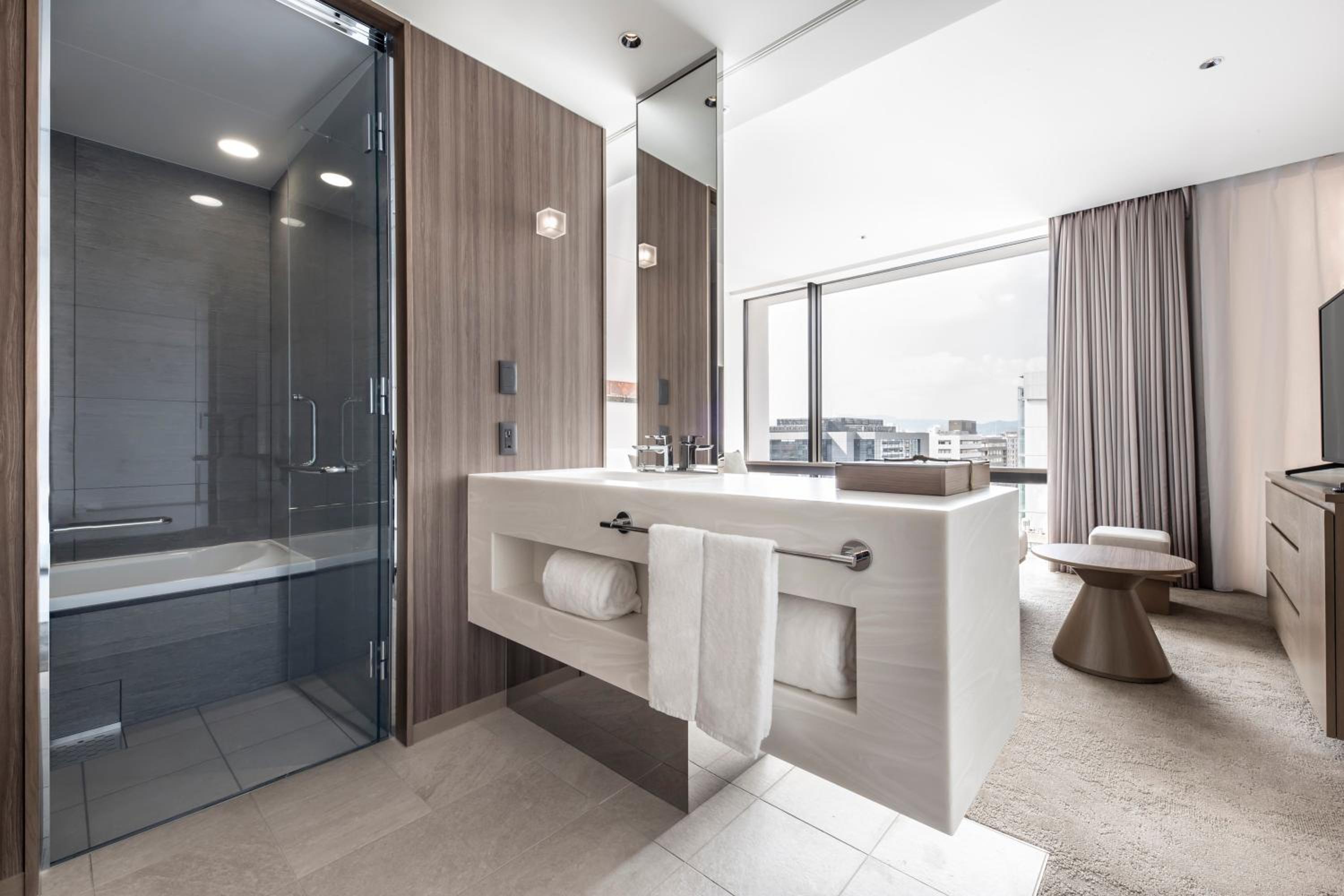 Superior King Room with Lounge Access - Non Smoking