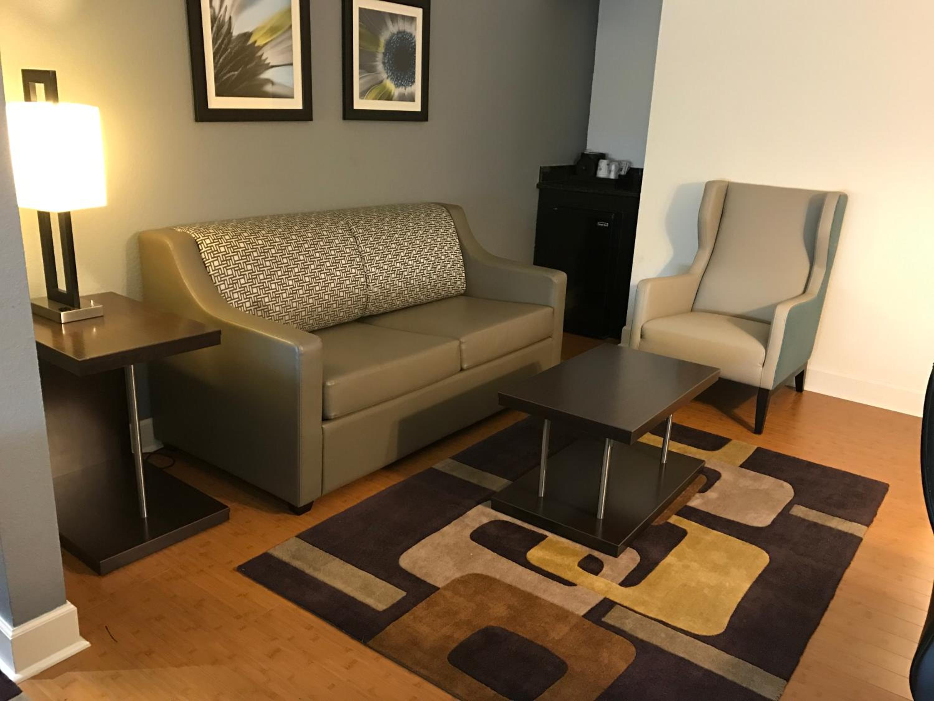 King Suite - Non-Smoking