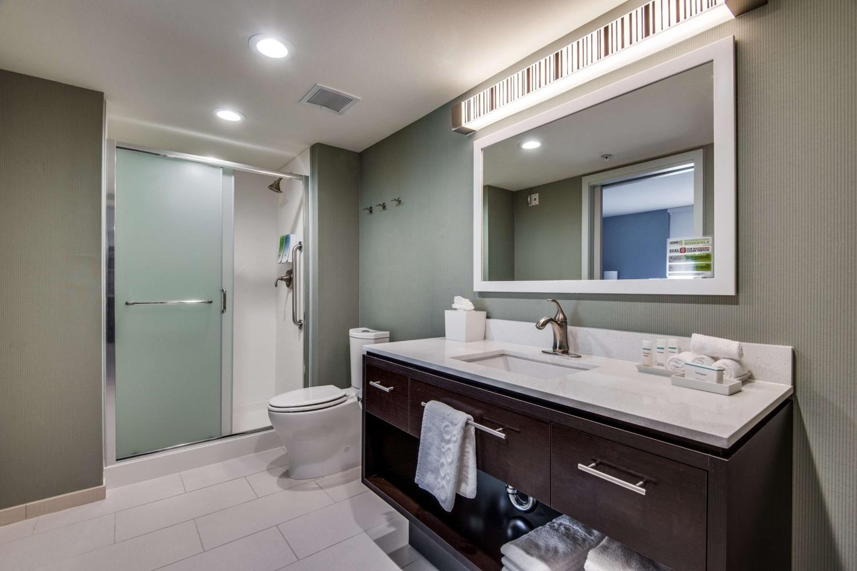 Queen Studio Suite - Hearing Access/Non-Smoking