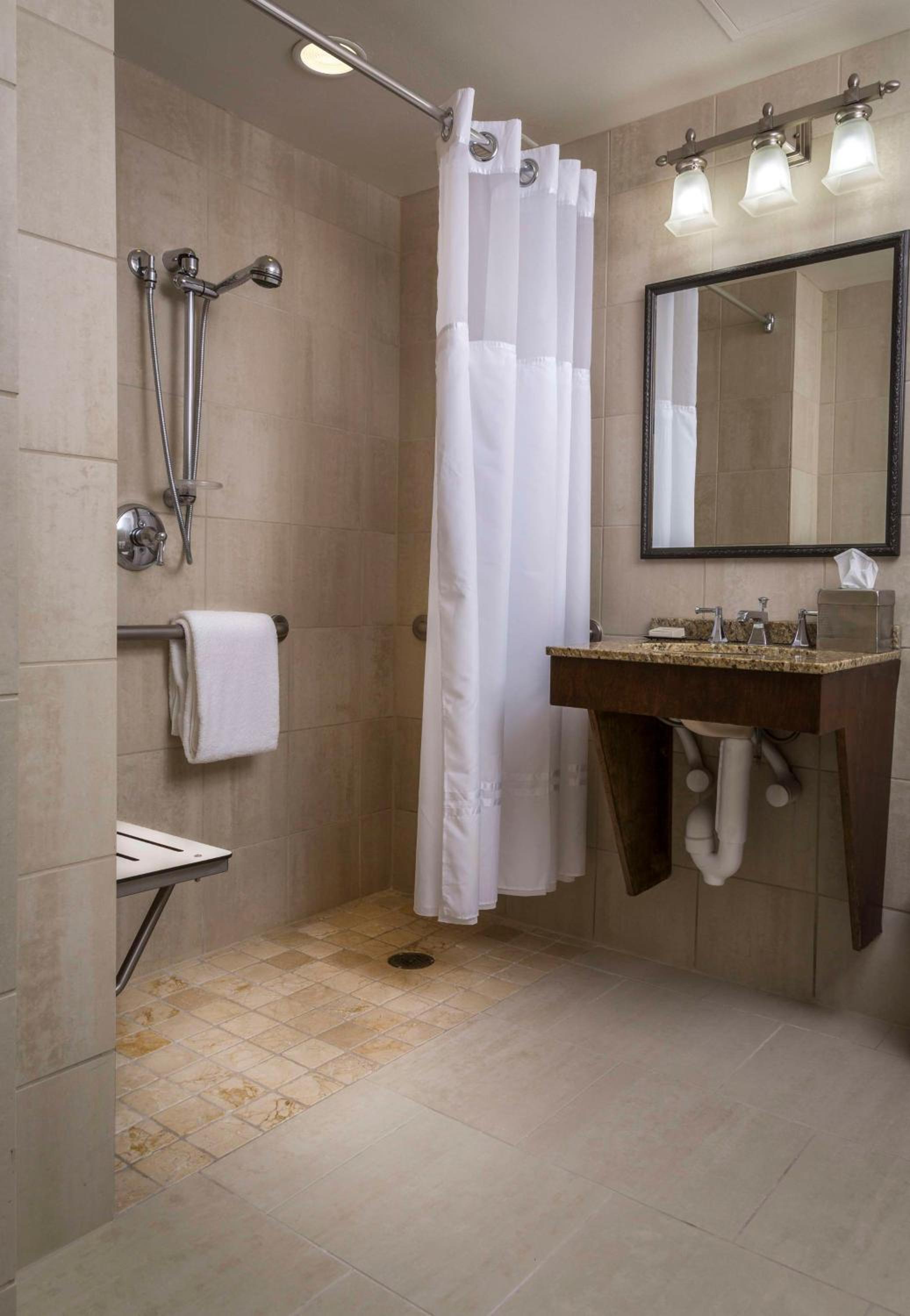 Atrium King Room with Roll-In Shower - Mobility Accessible