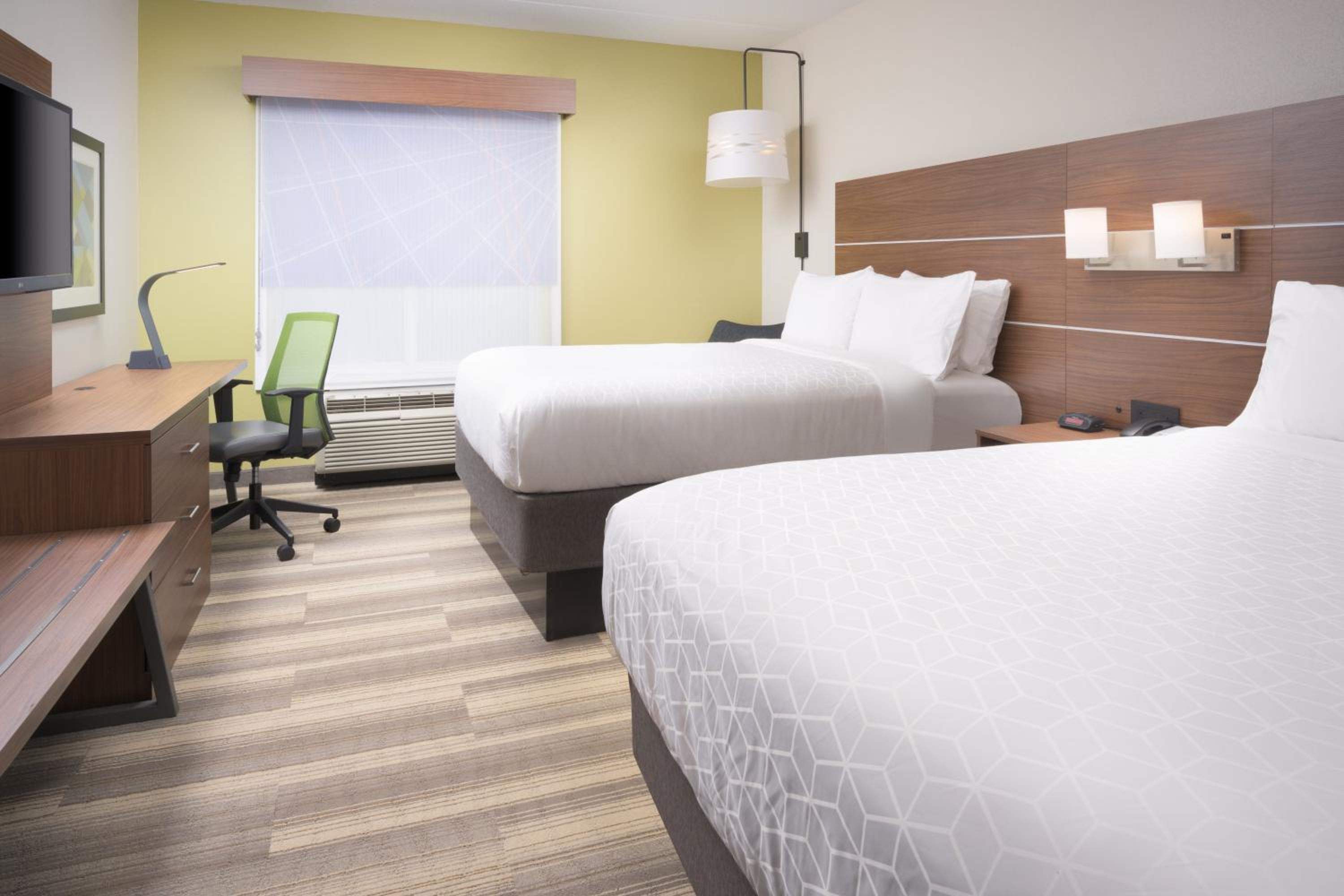 Standard Queen Room with Two Queen Beds and Tub - Mobility/Communications Accessible