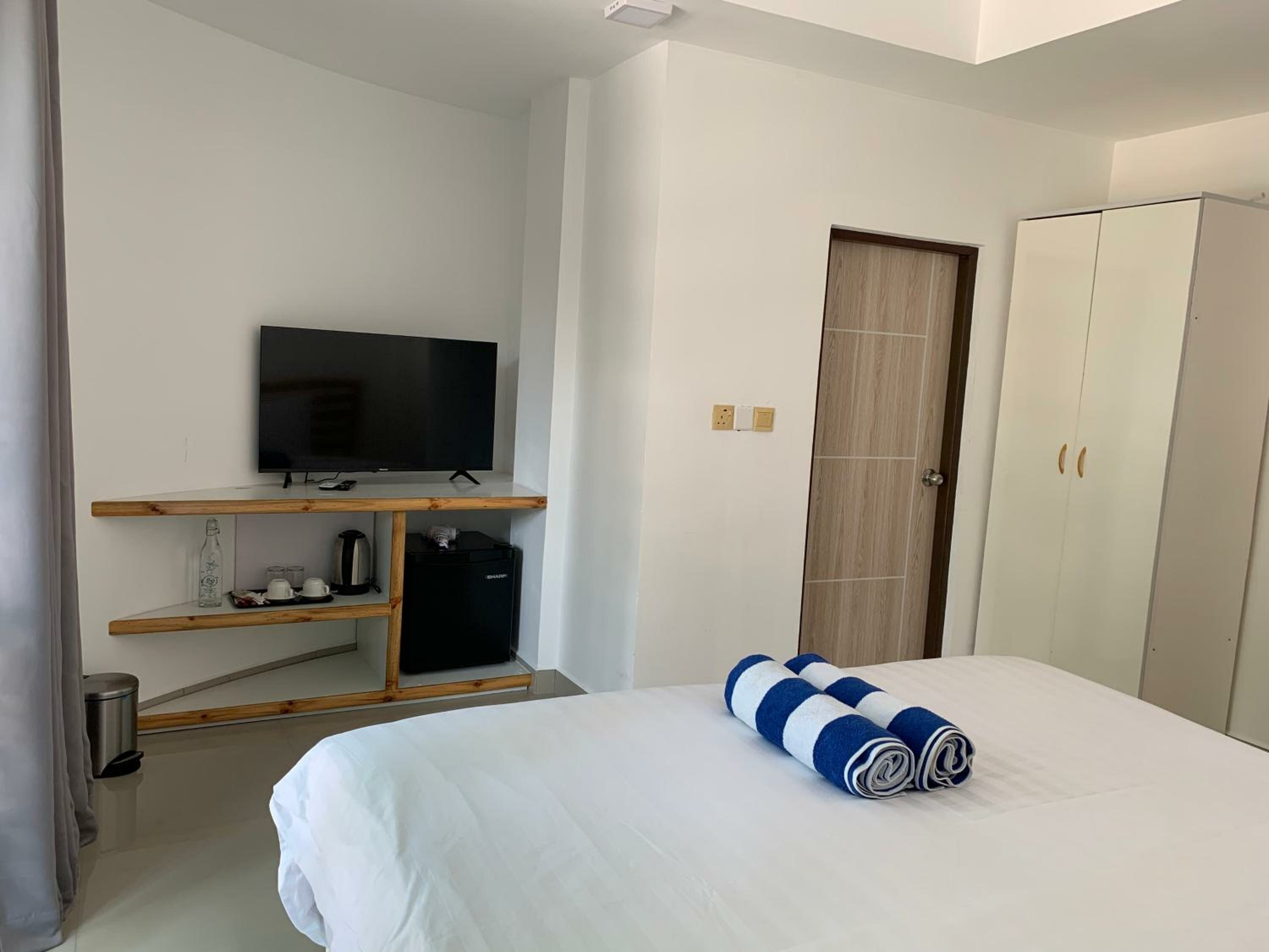 Deluxe Double Room with Side Sea View