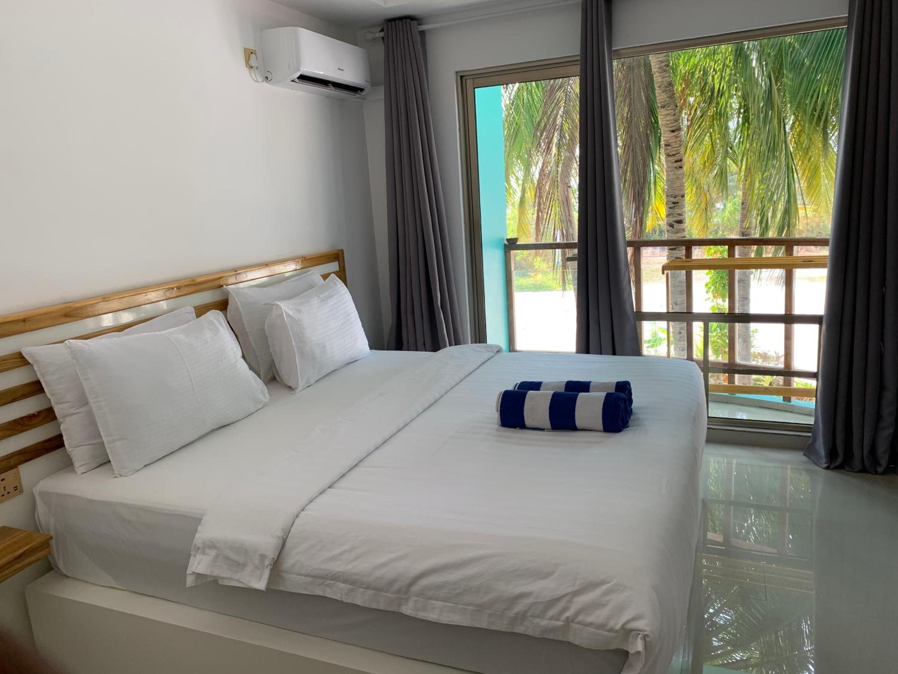 Deluxe Double Room with Side Sea View