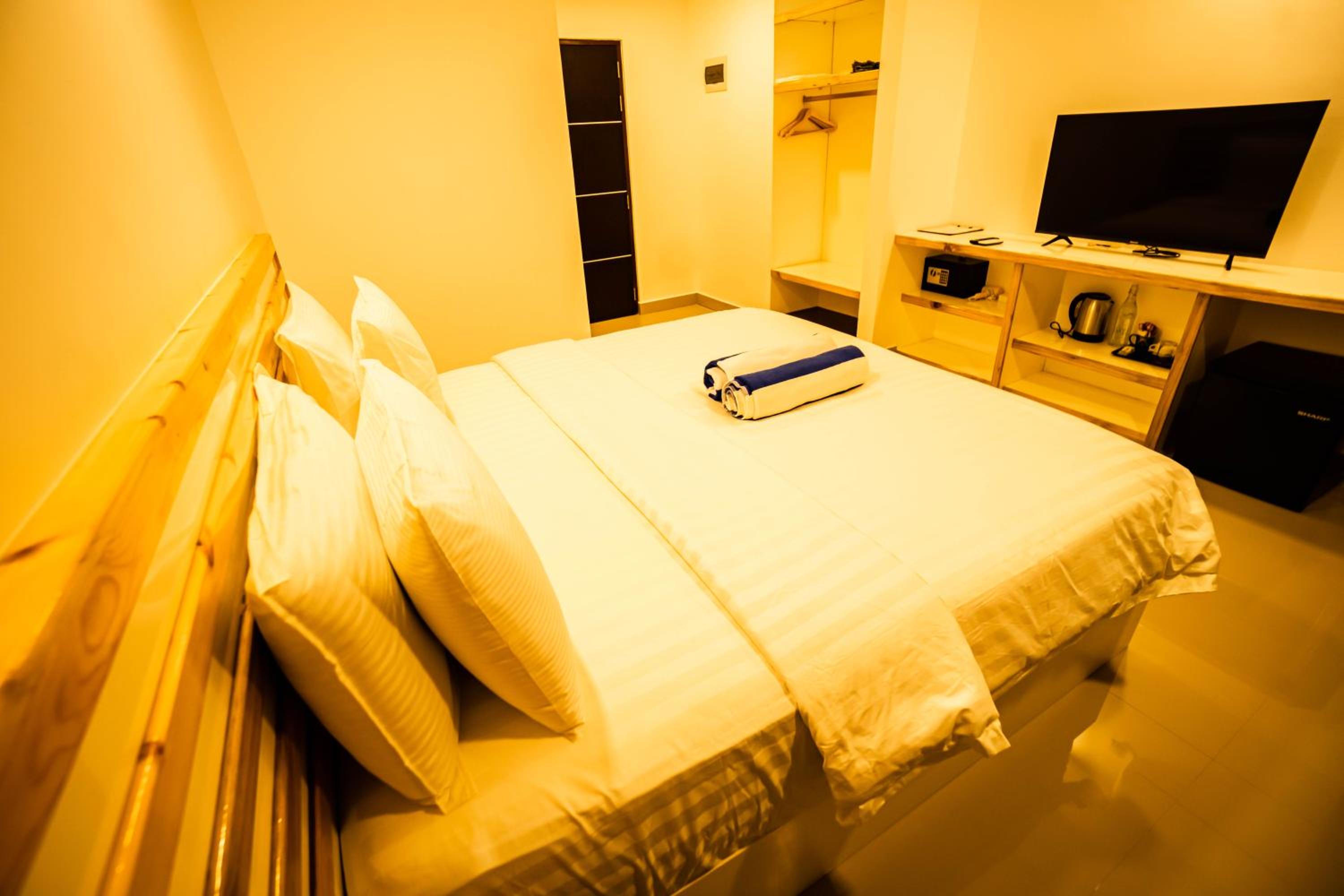 Deluxe Double Room with Side Sea View