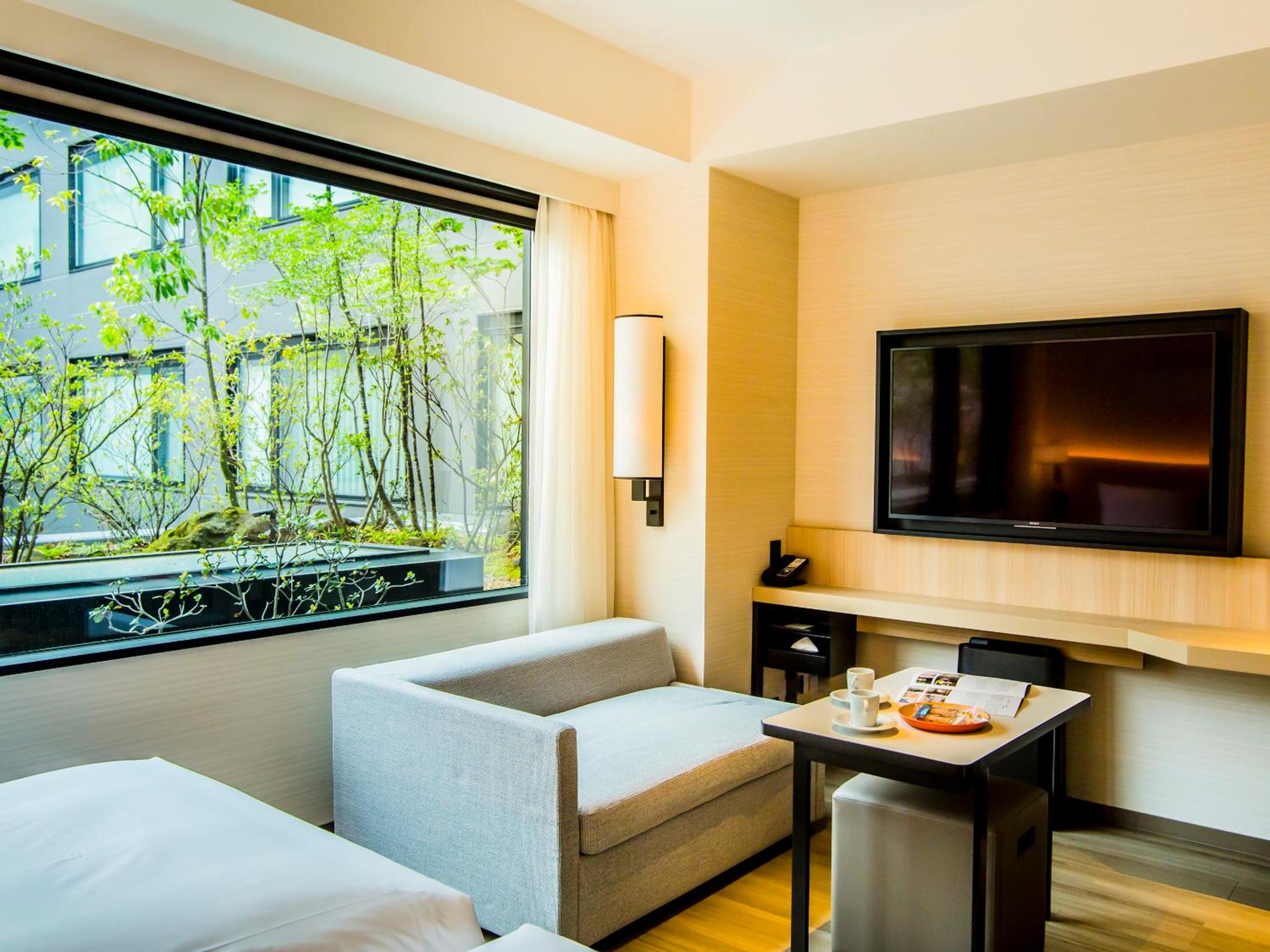 Twin Room with Bathtub - Garden View