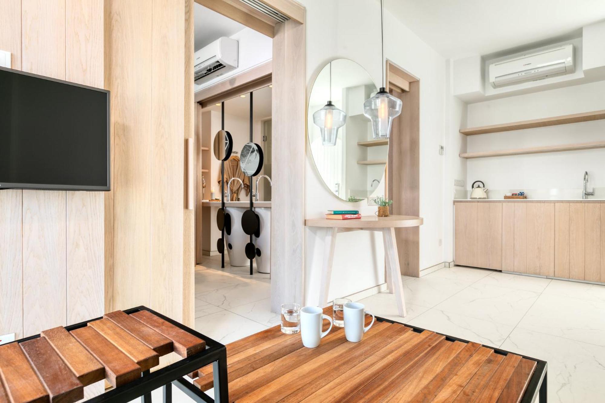 One-Bedroom Suite with Limited Sea View Double Bed