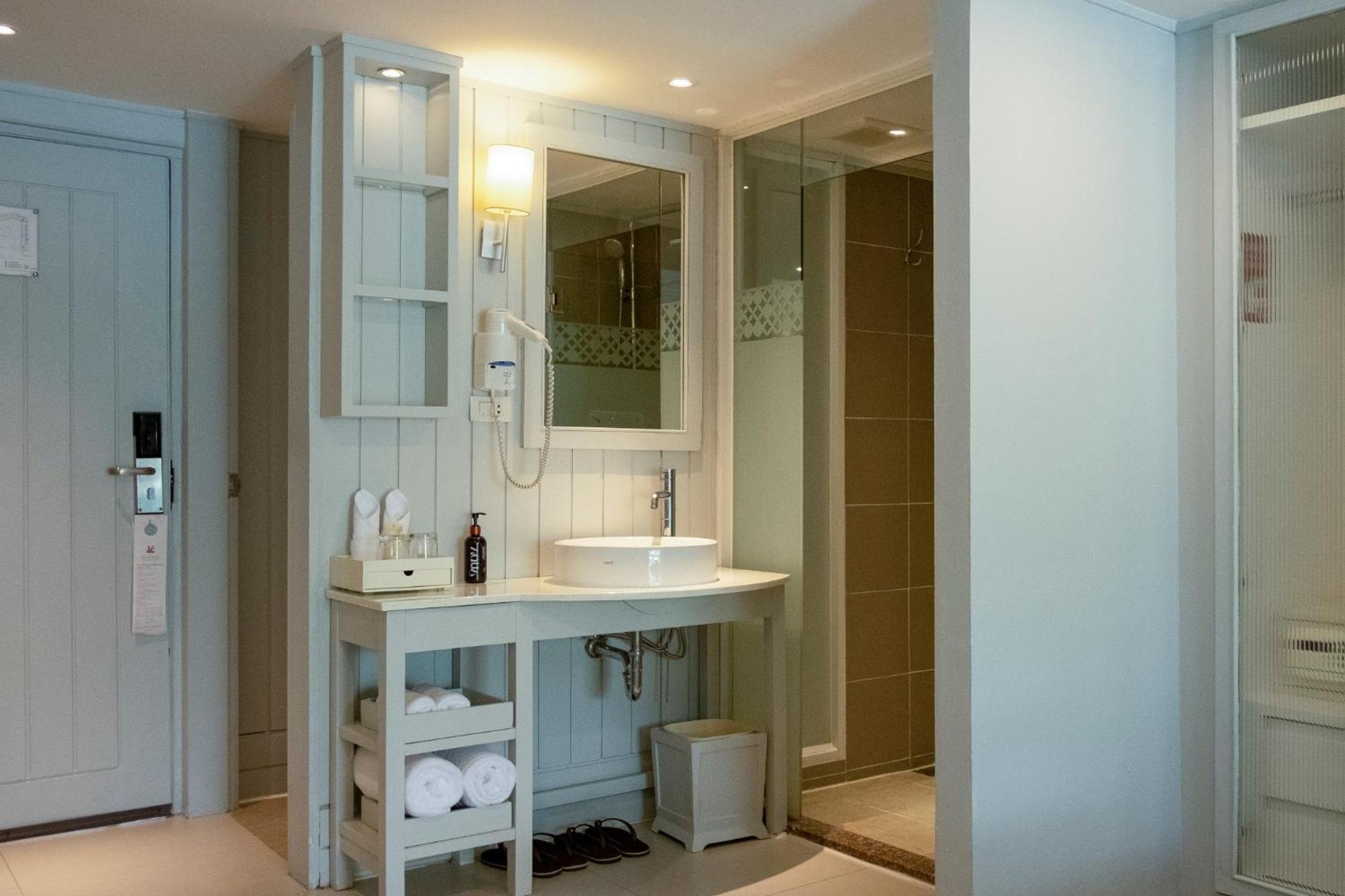 Deluxe Pool View (Bhuri Wing)