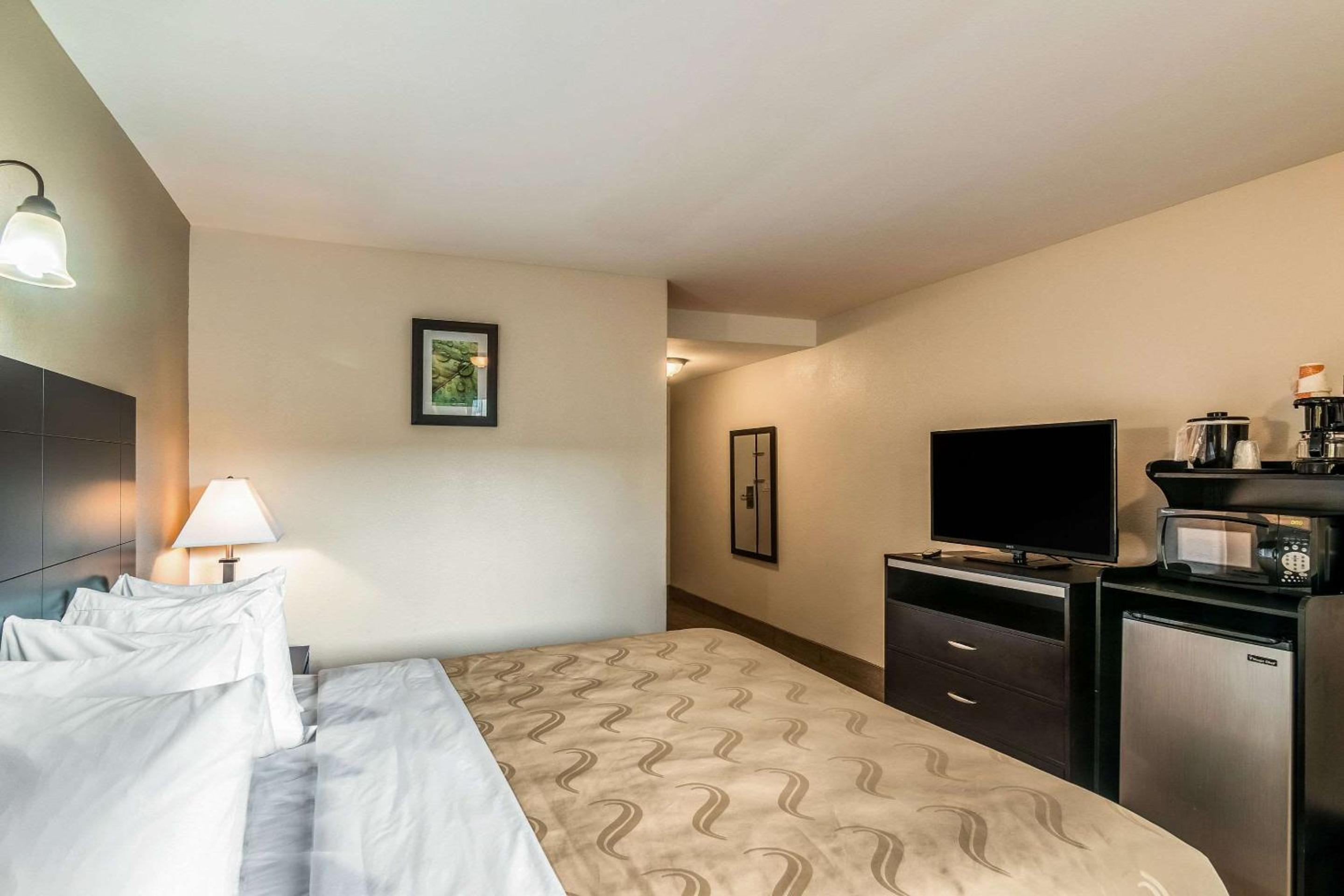 Standard King Room - Non-Smoking 