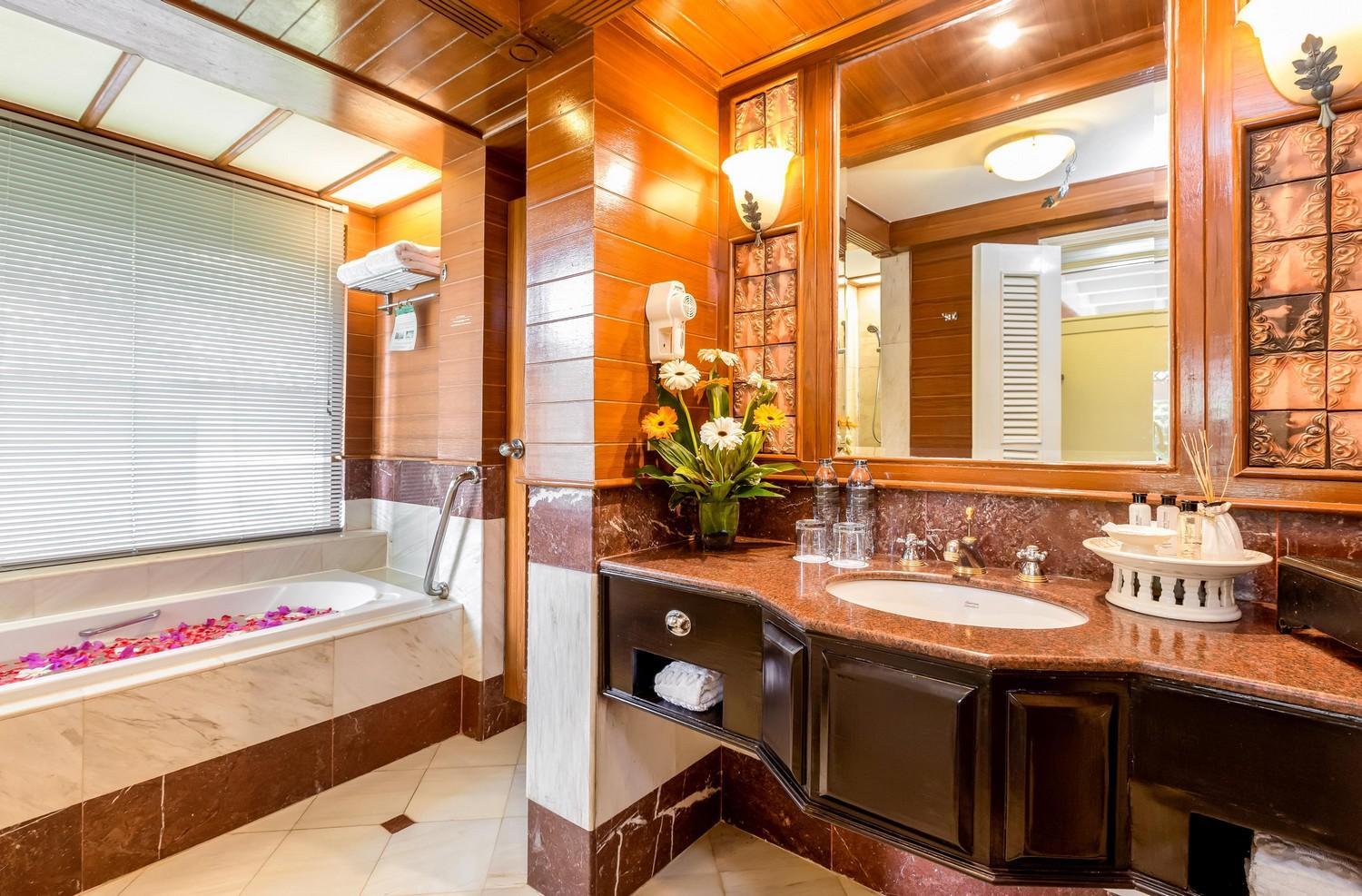 Hillside with Terrace Bathtub