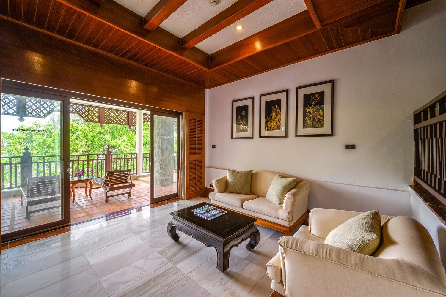 Family One Bedroom Hillside Suite with Terrace Bathtub