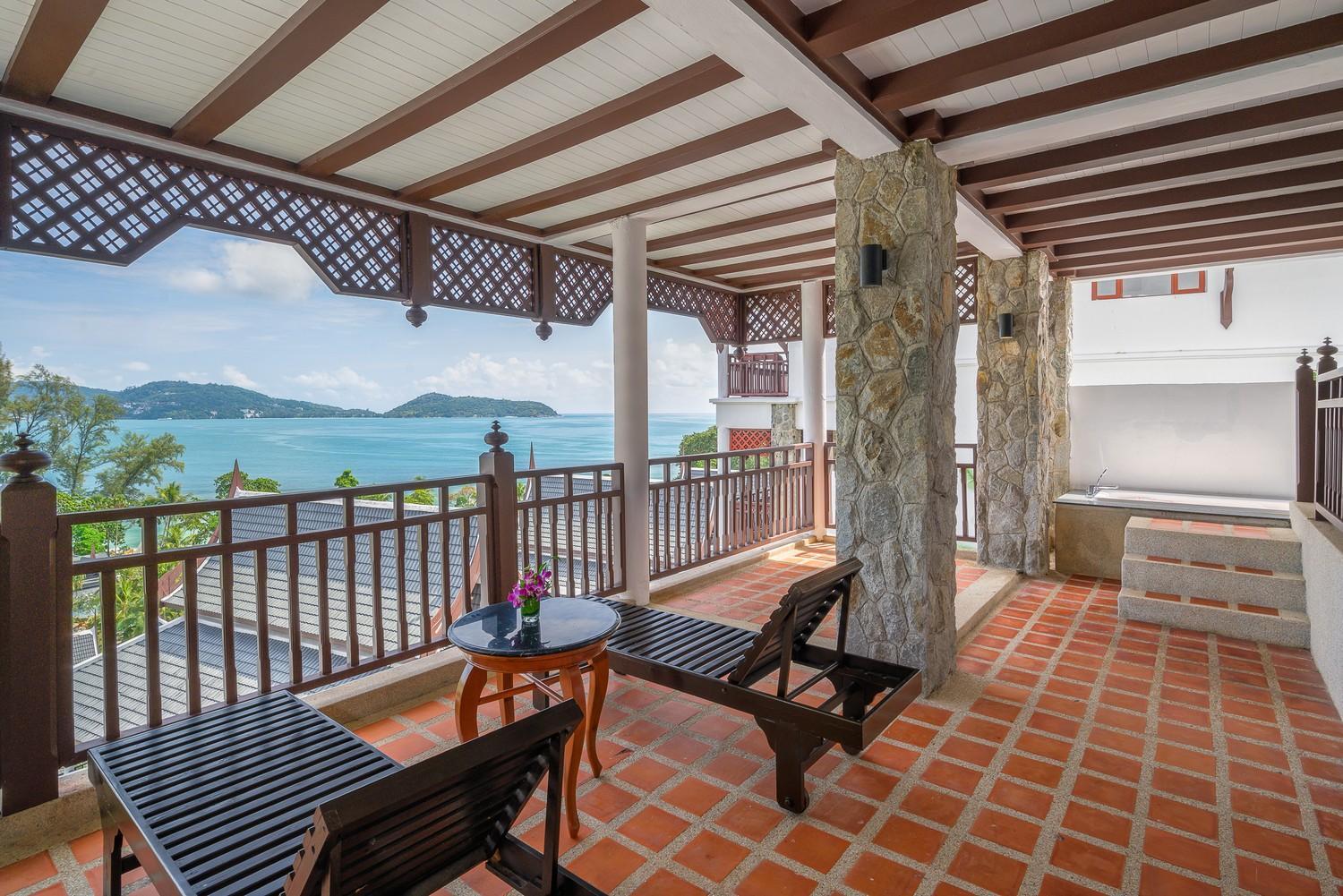 Family Seaview 2 Bedroom Hillside Suite with Terrace Bathtub