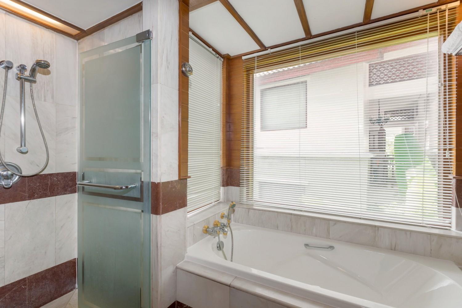 Family Seaview 2 Bedroom Hillside Suite with Terrace Bathtub