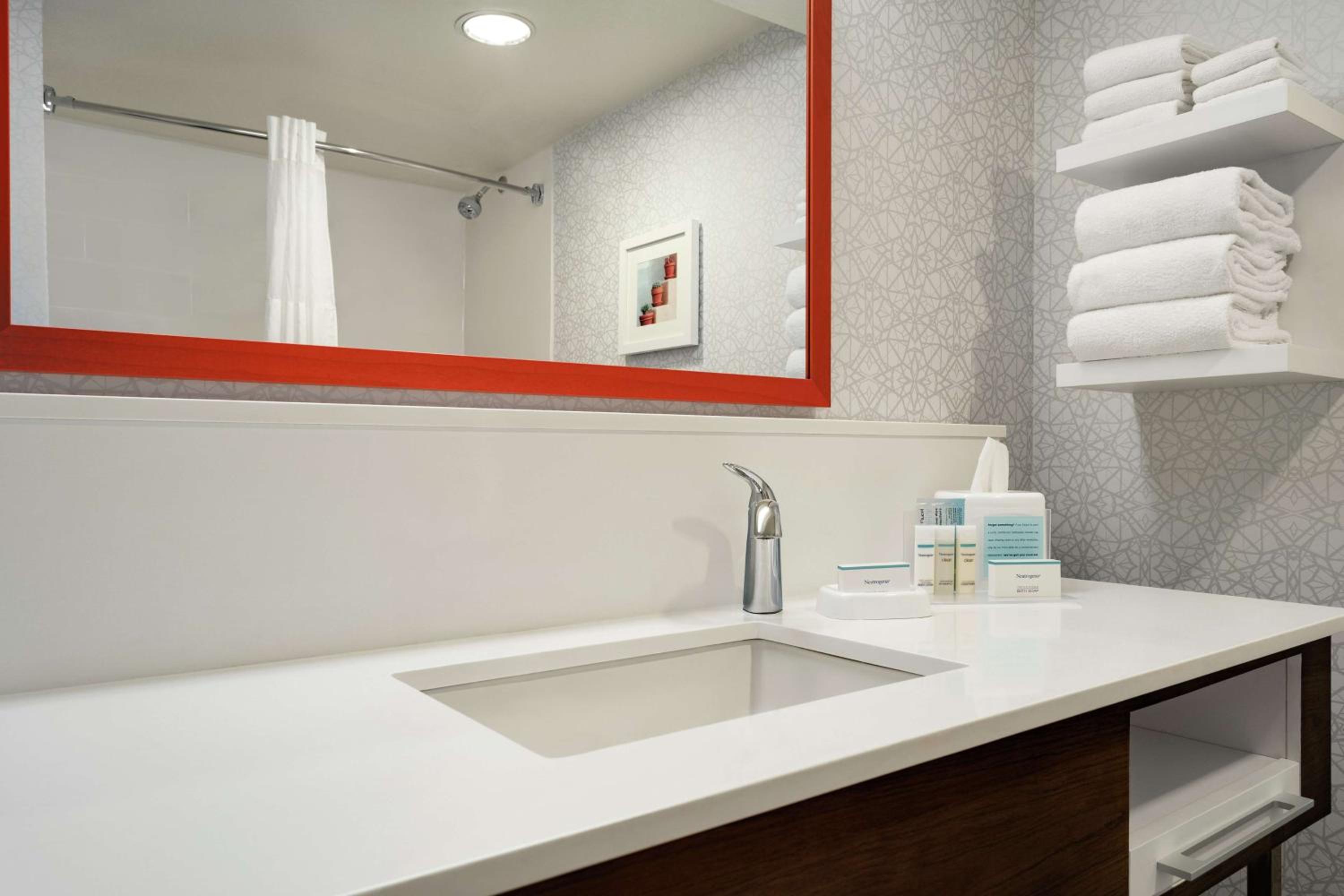 King Room with King Bed - Non-Smoking