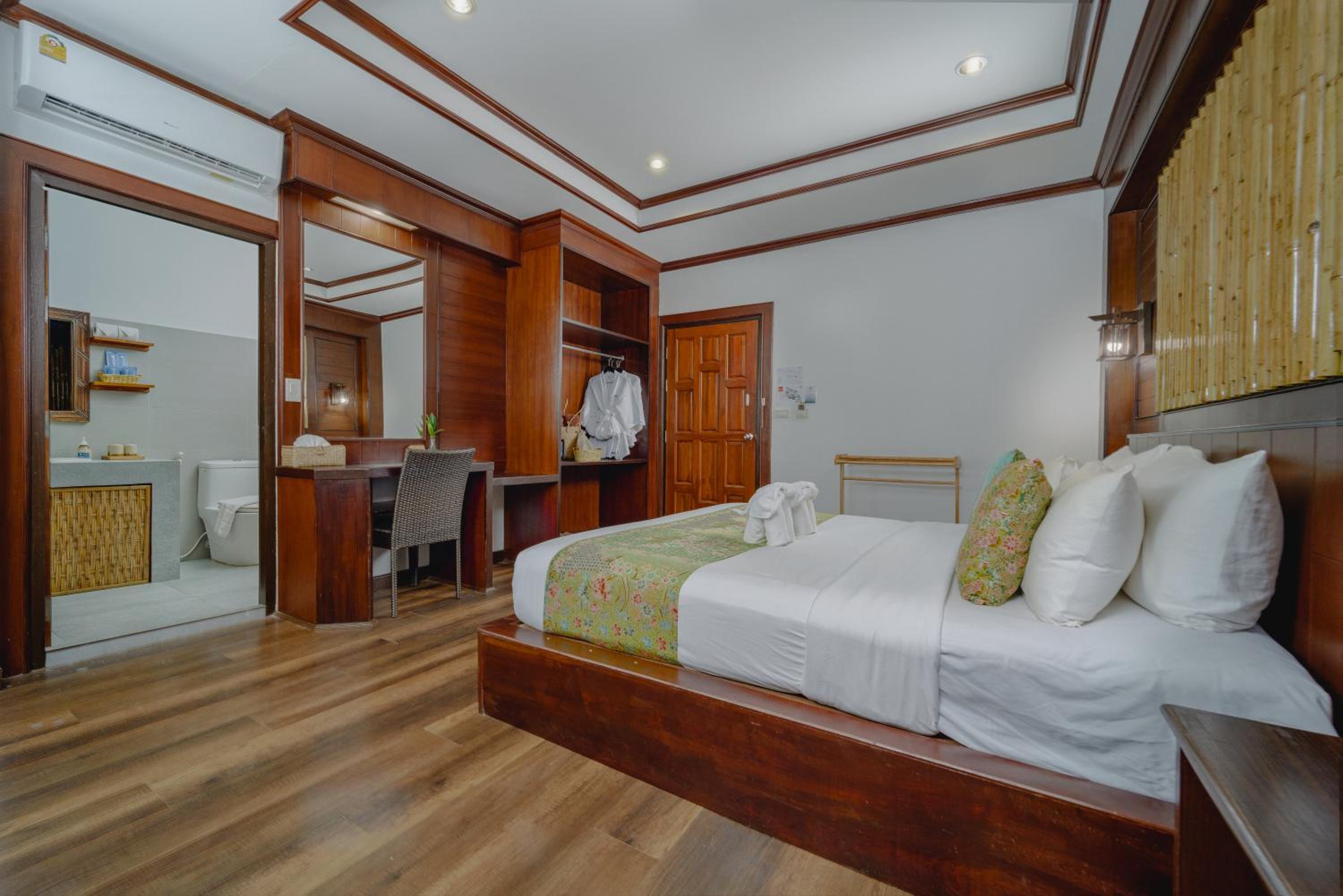 Family Room- Free Beach Shuttle