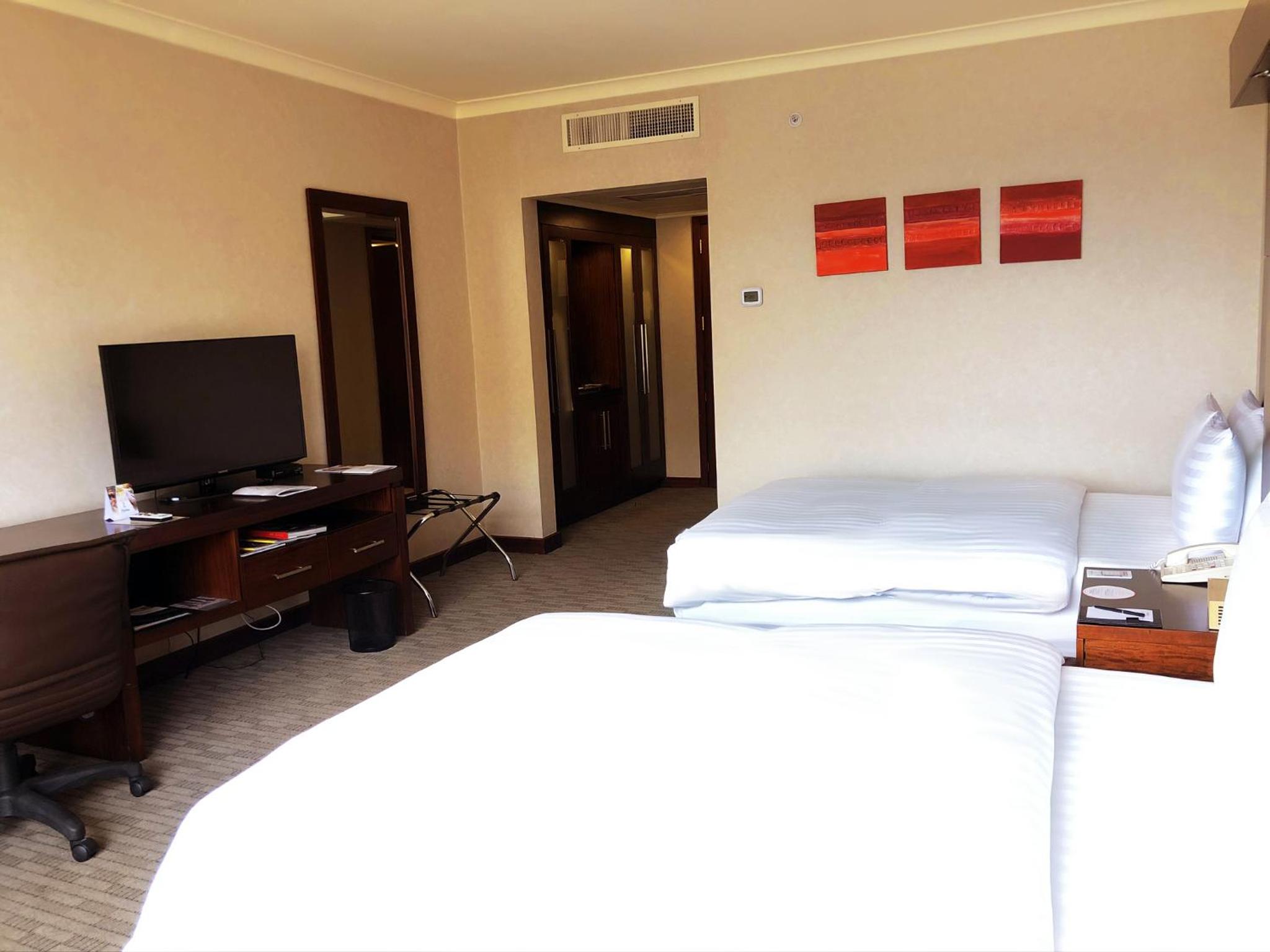 One-Bedroom Executive Suite with Twin Beds