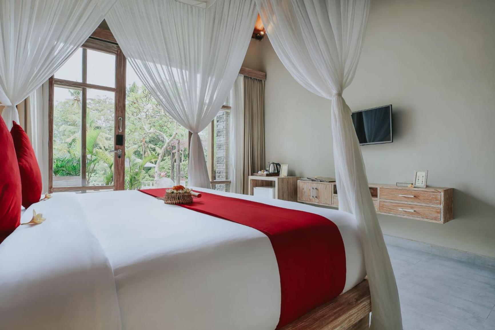 Suite with Pool Access and Free Benefit