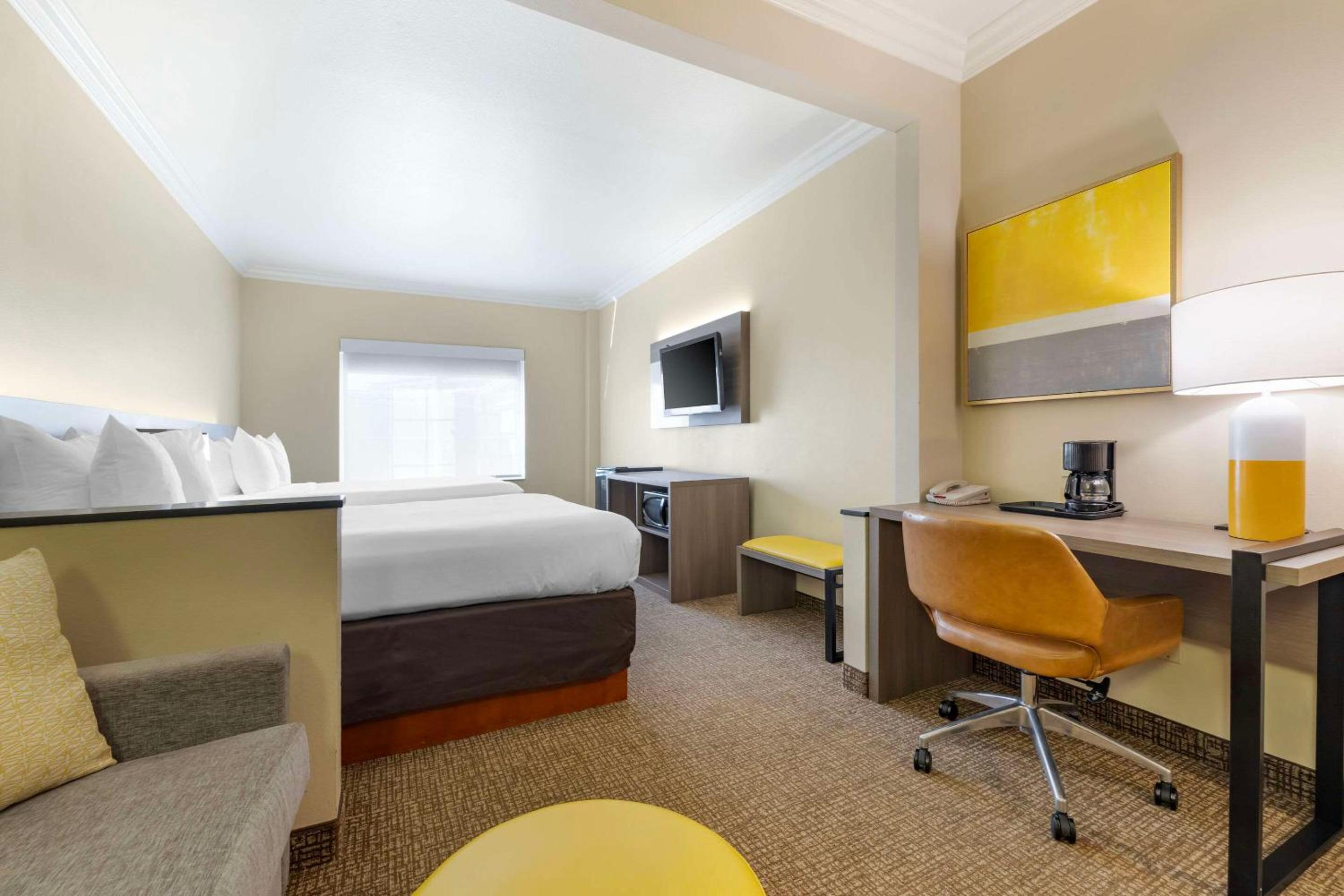 Accessible Junior Suite, 2 Queen Beds, Sofa Bed, Roll-In Shower, Non Smoking