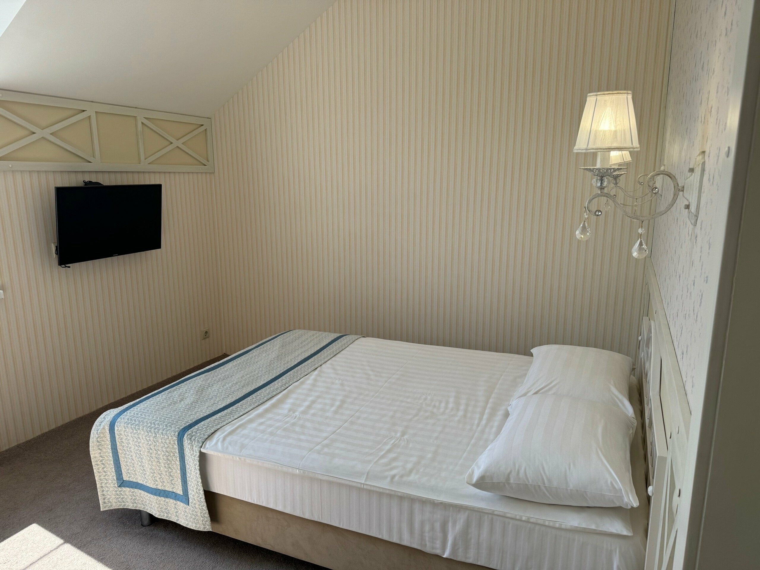 Двухместный номер Комфорт с большой кроватью и видом на озеро