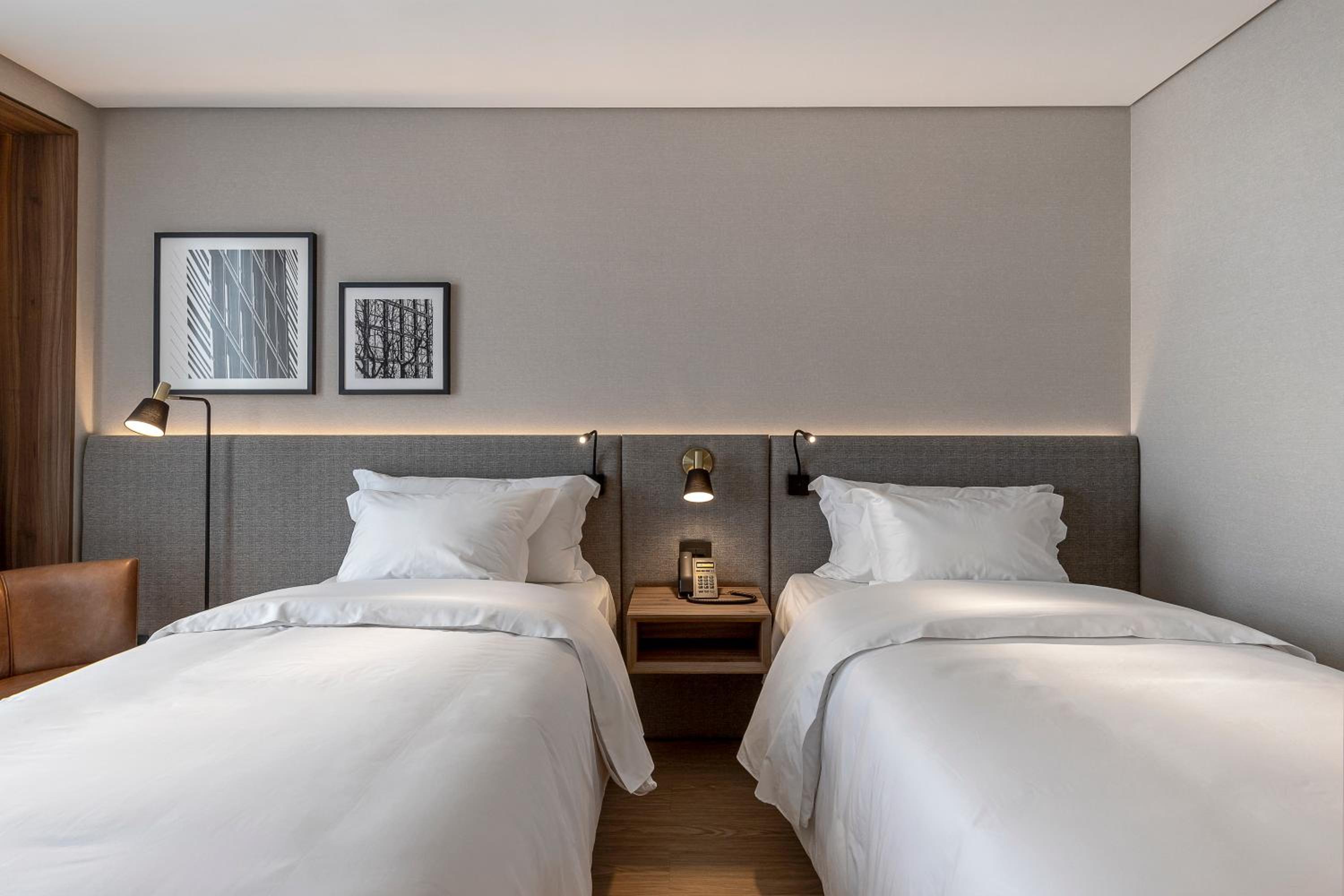Superior Twin Room with Partial Sea View