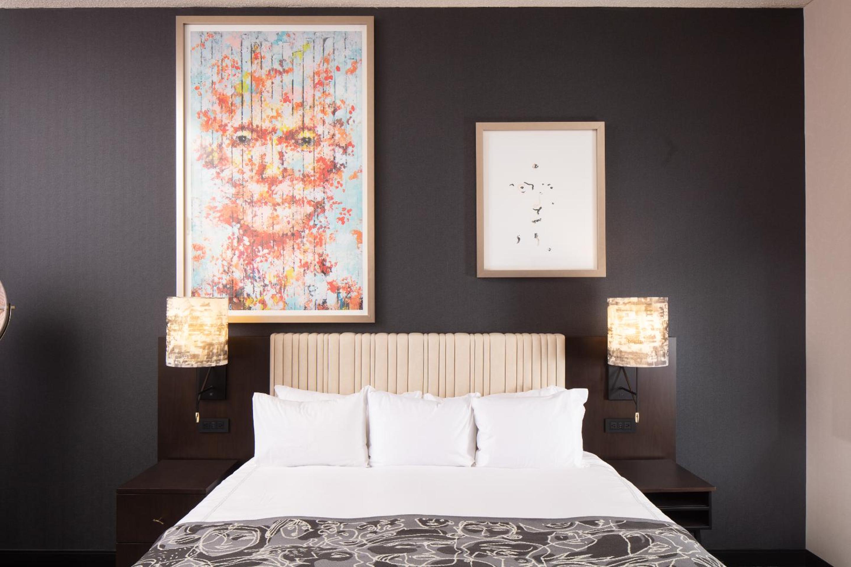 Deluxe King Accessible Bathtub