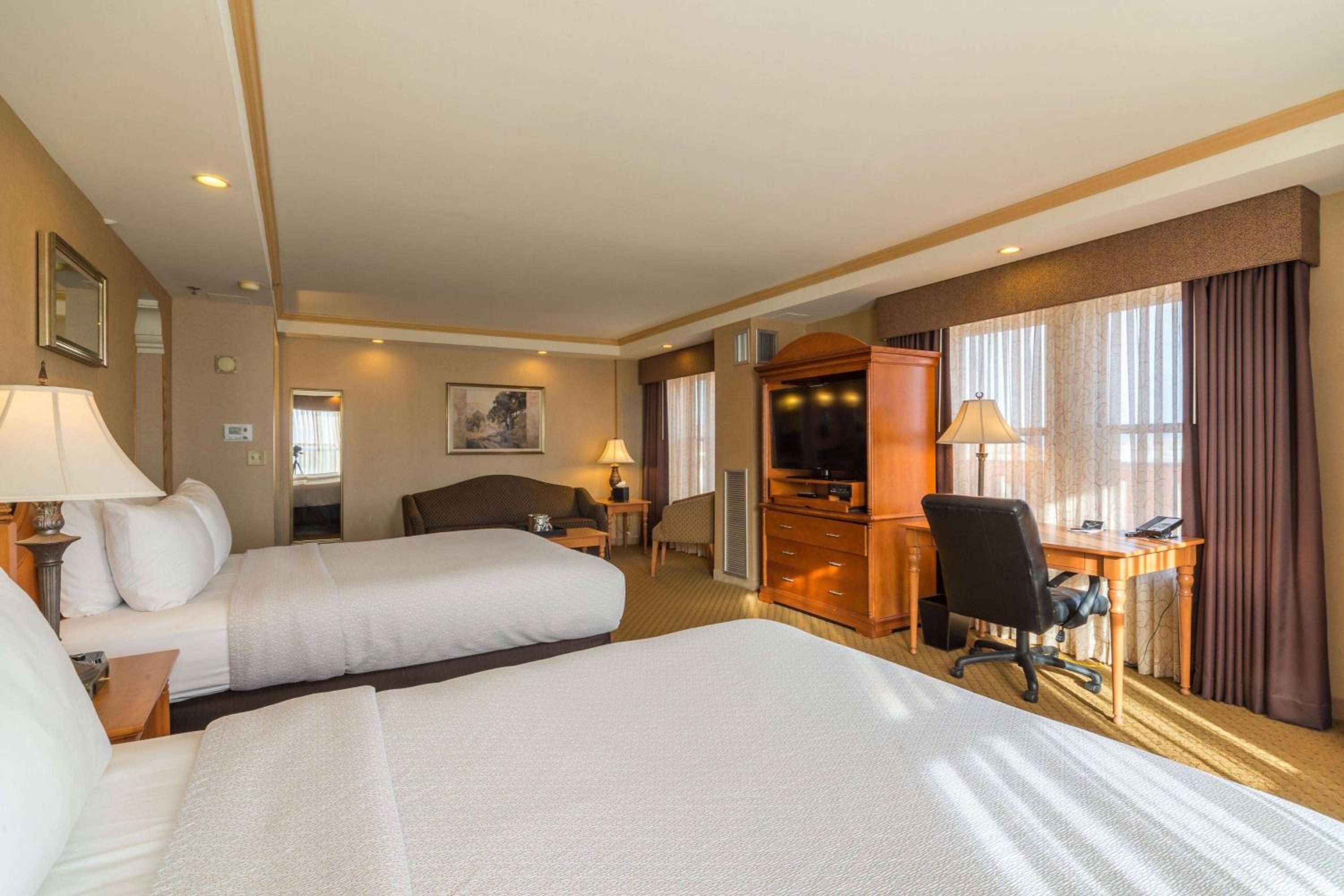 Deluxe Queen Room with Two Queen Beds - Non-Smoking