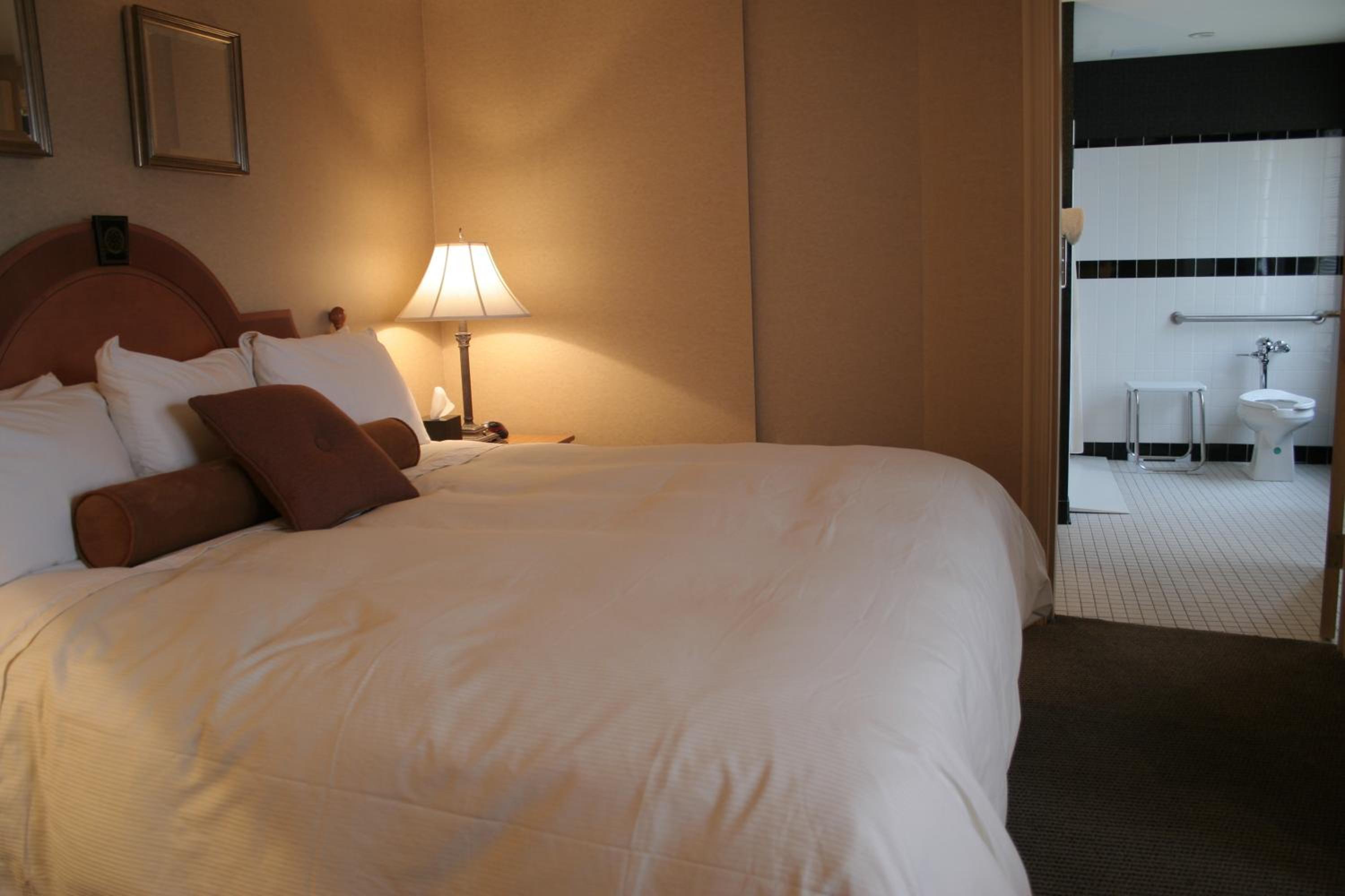 King Room with Mobility/Hearing Access and Bathtub with Grab Bars, Non-Smoking