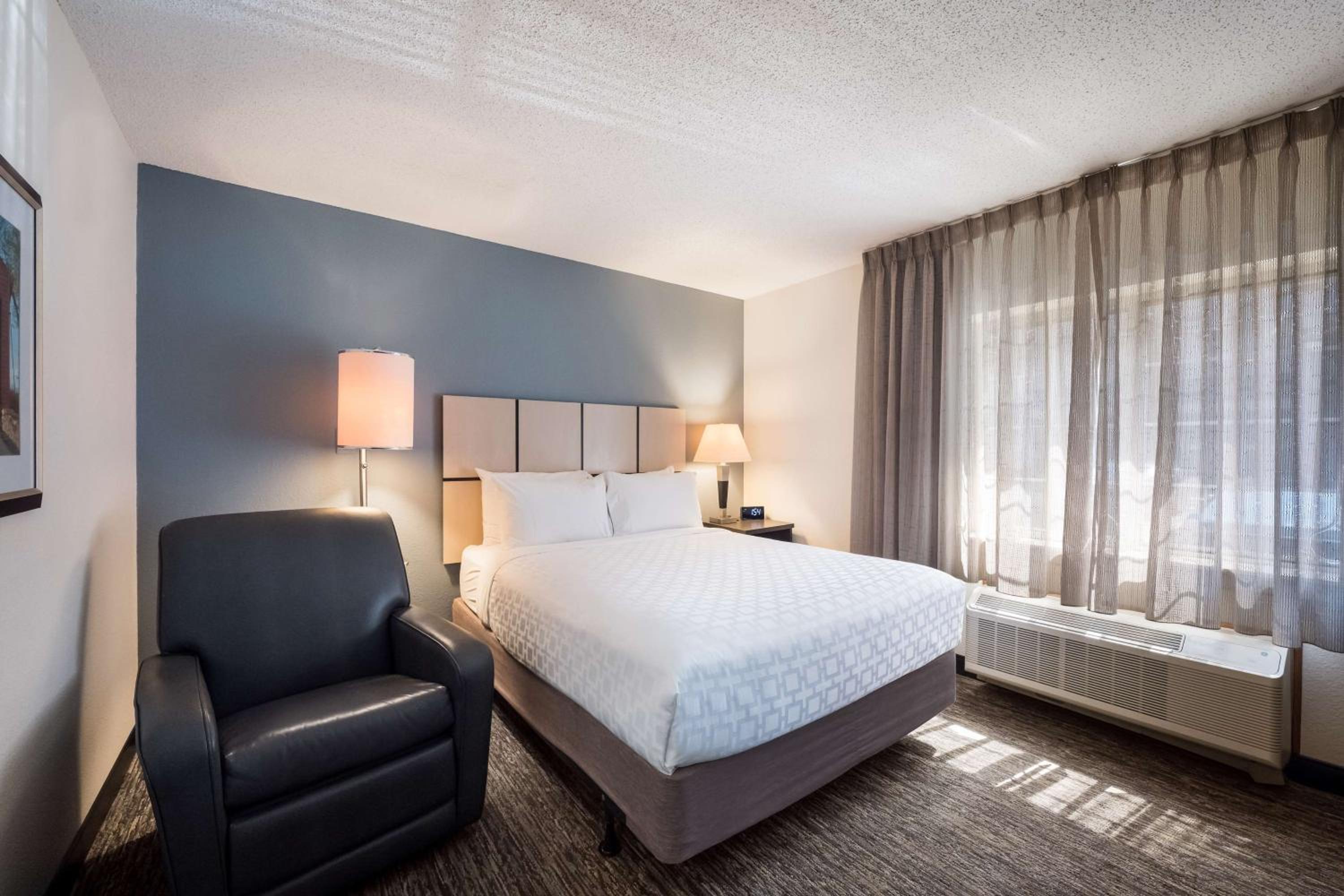 One-Bedroom Queen Suite