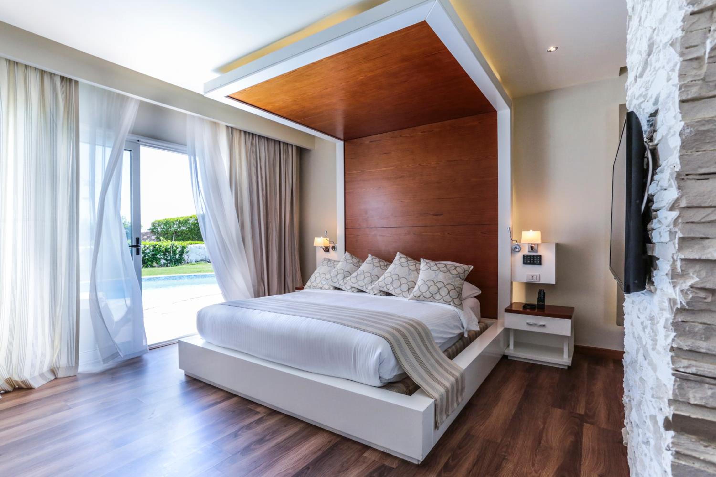 Royal Villa- Posh Club