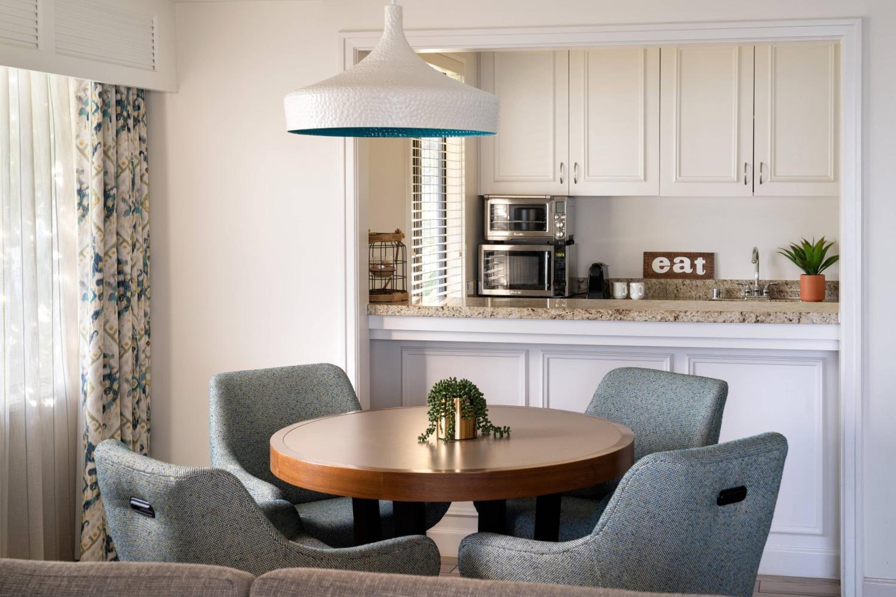 One-Bedroom Cottage with Two Double Beds and Sofa Bed - Bay View