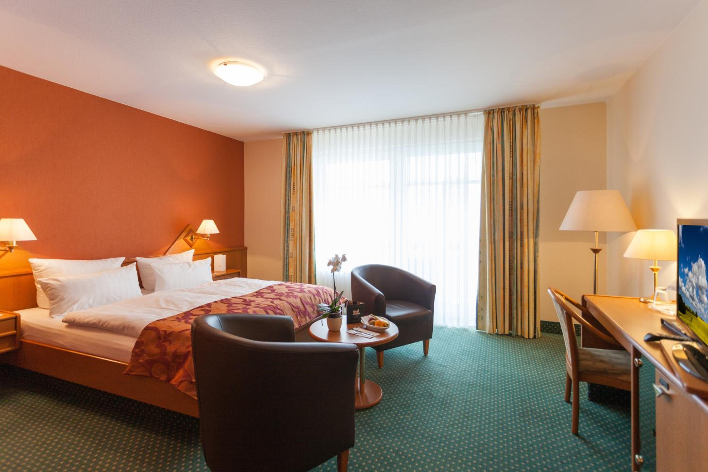 Double Room with Balcony and Side View of the Sea