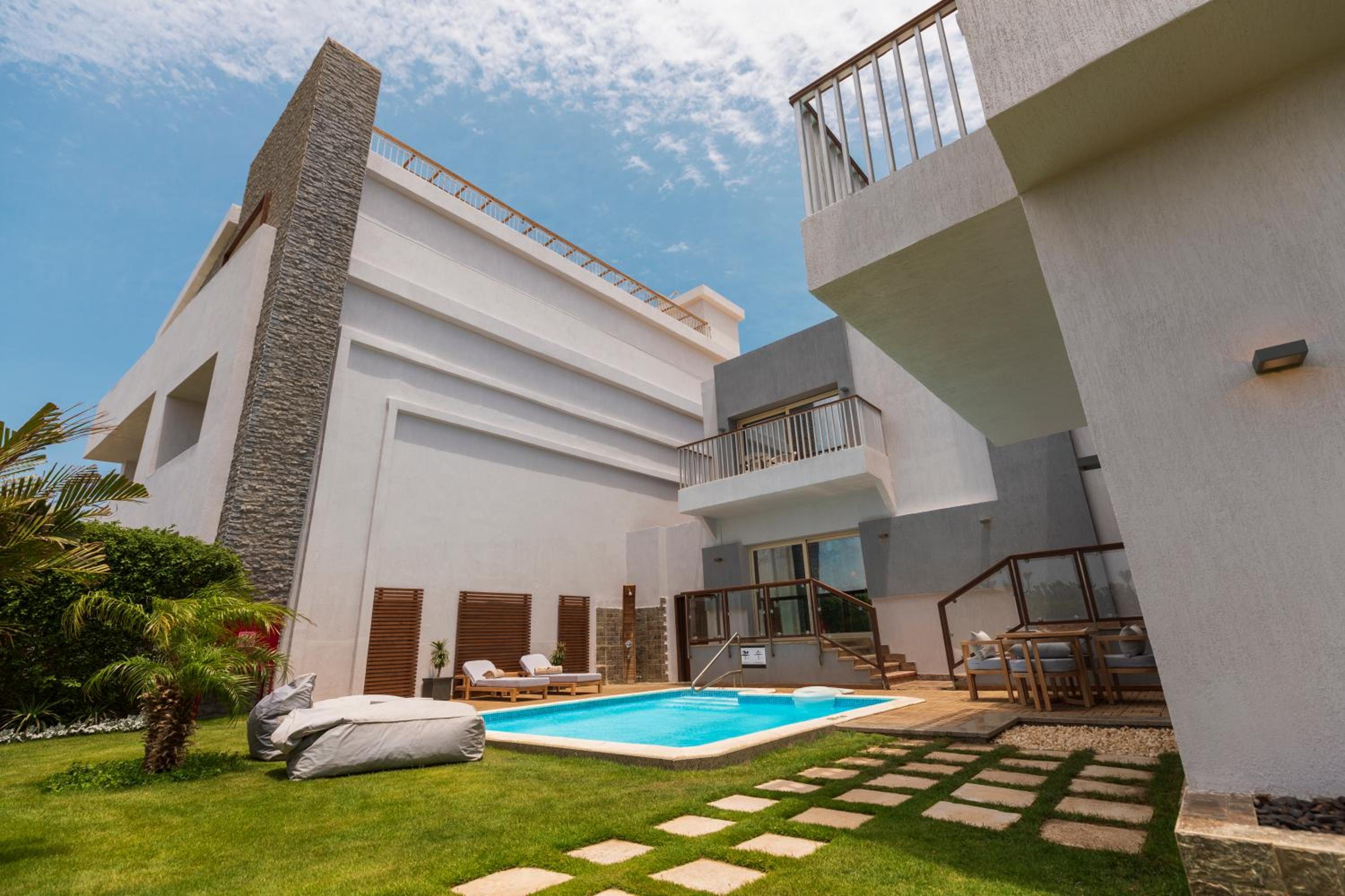 Pool Suite- Posh Club