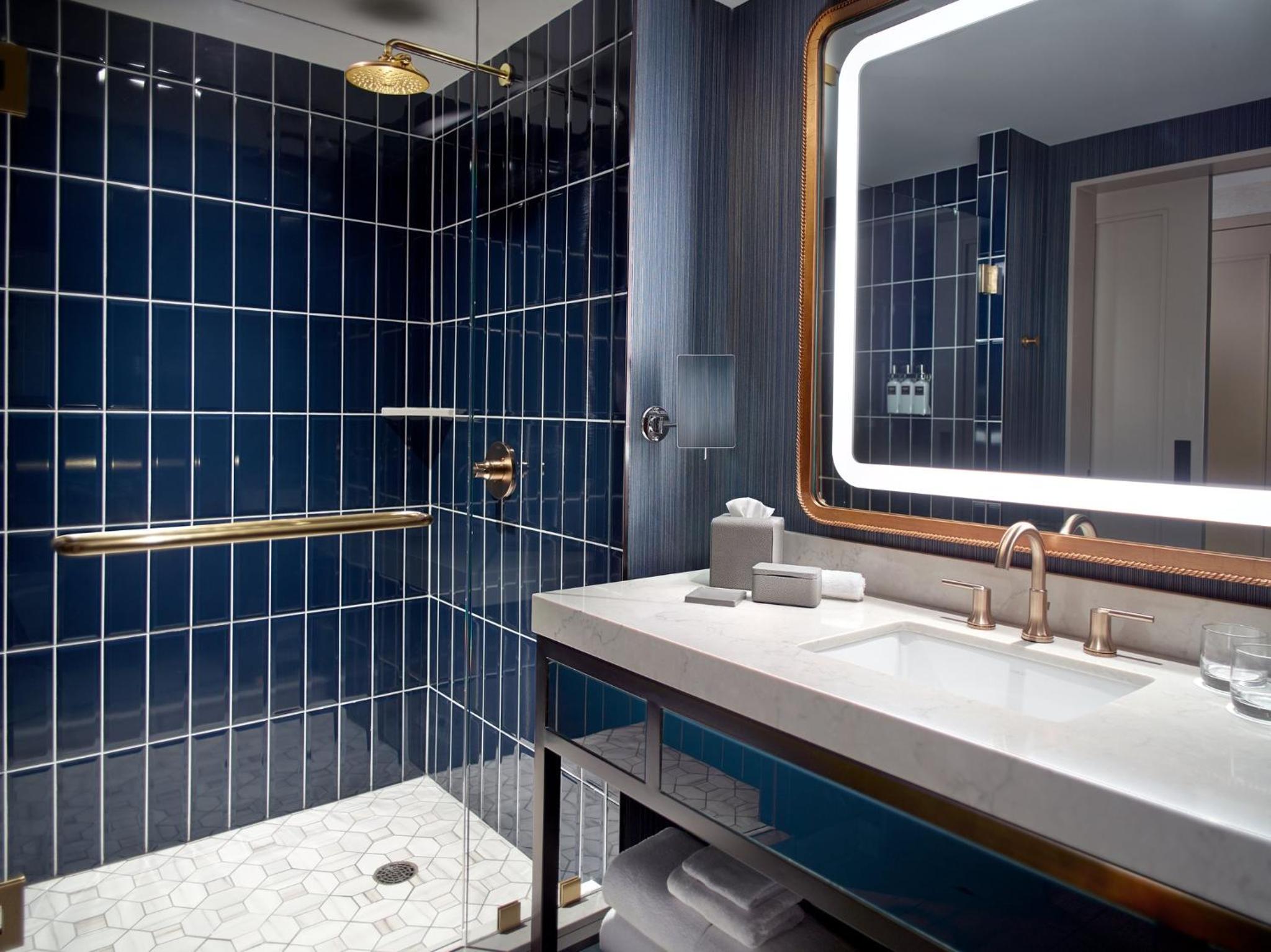 Deluxe Room 1 King Bed