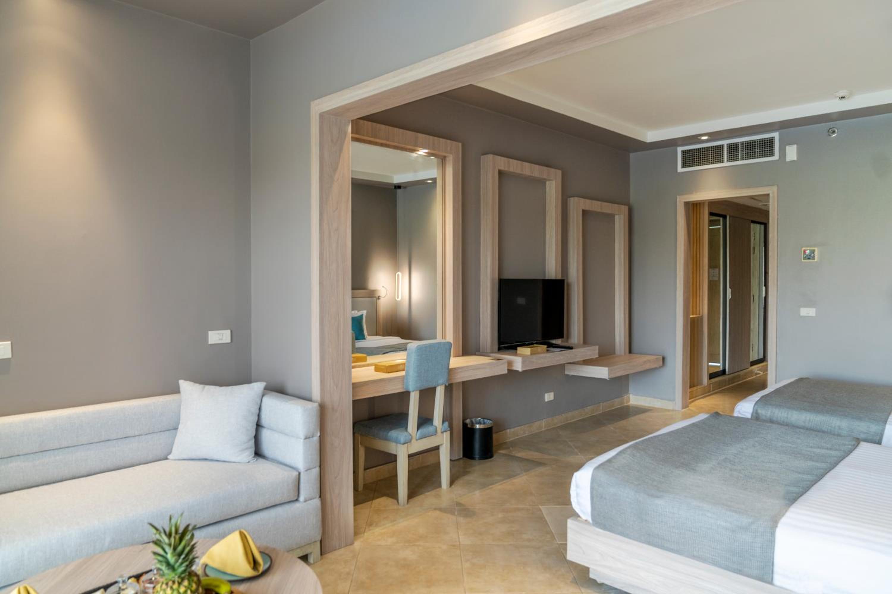  Deluxe Swim-Up Room