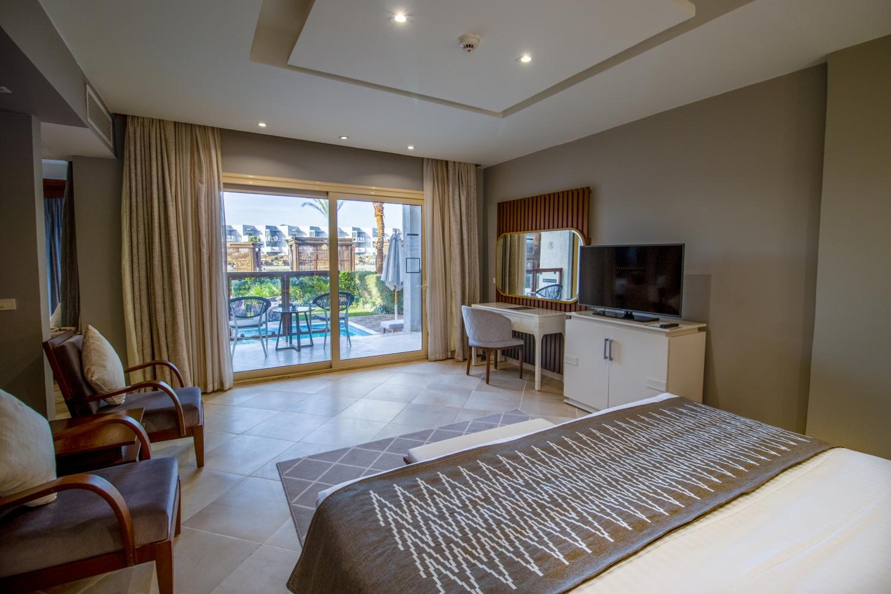 Junior Swim Up Suite - Posh Club
