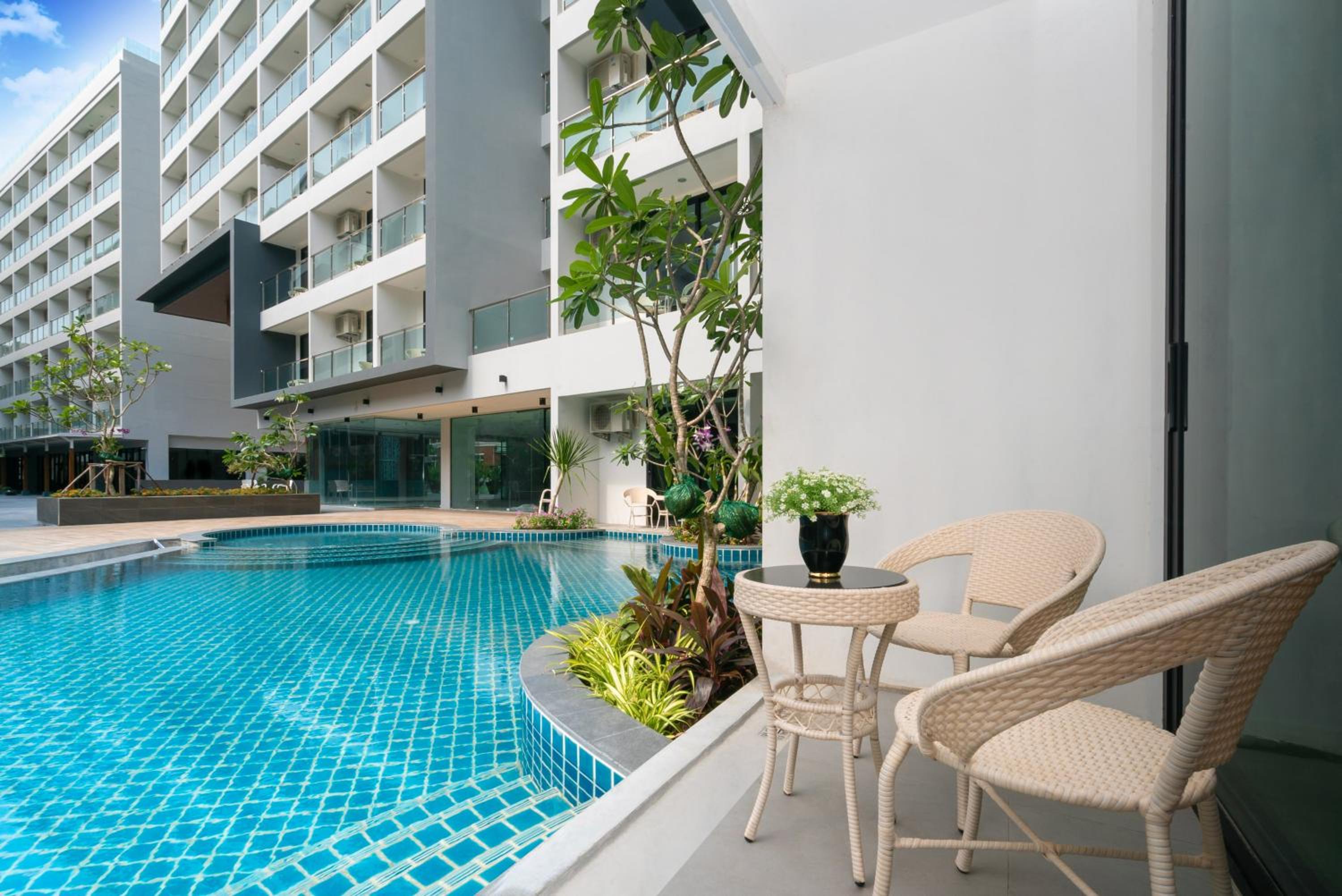 Junior Triple Suite Pool Access