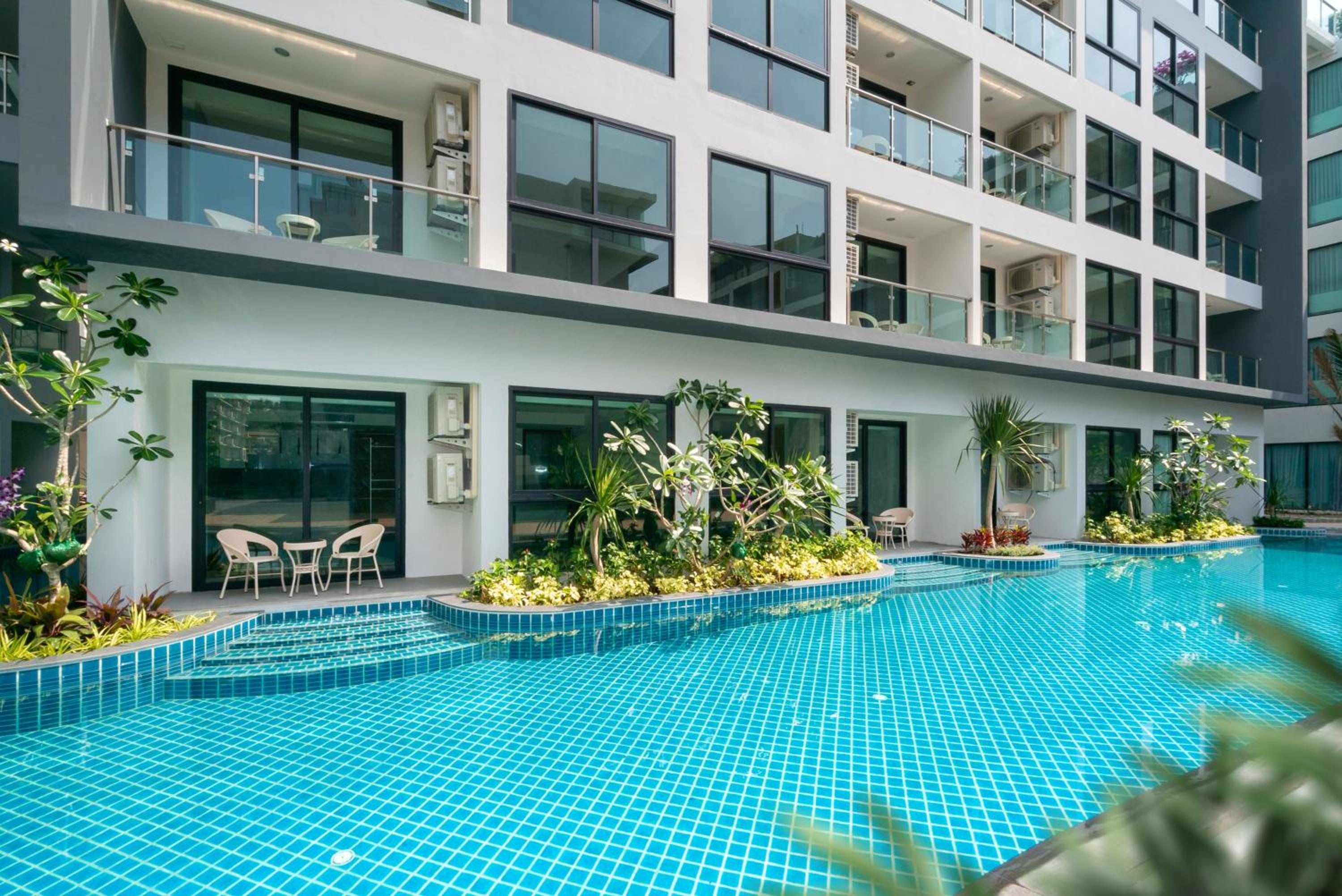 Junior Triple Suite Pool Access