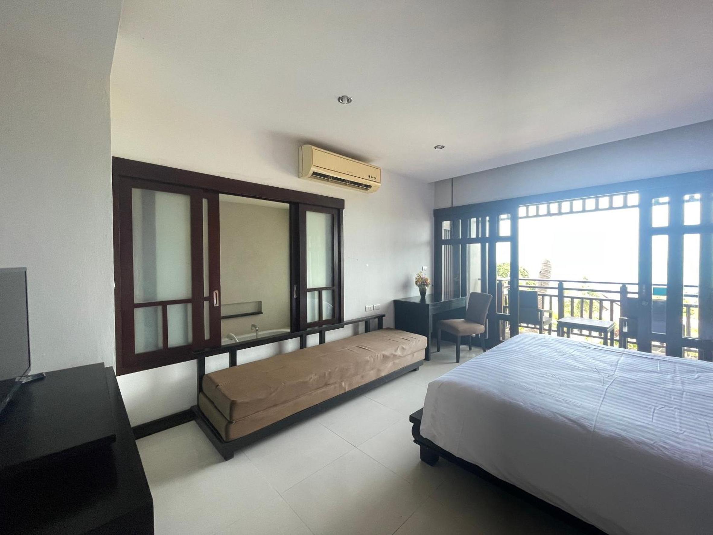 Deluxe King Room with Garden View