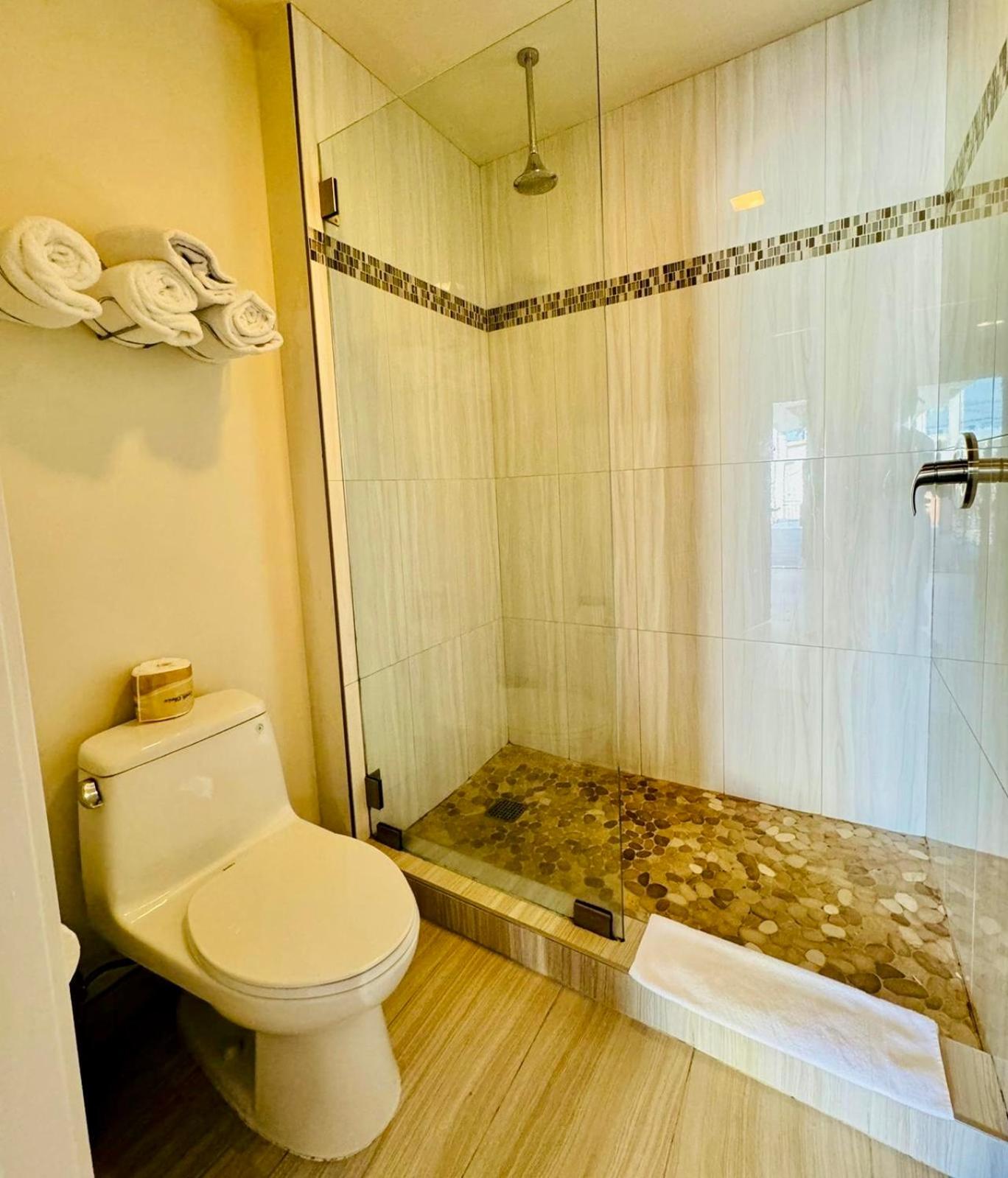 Premium Queen Room - Non-Smoking