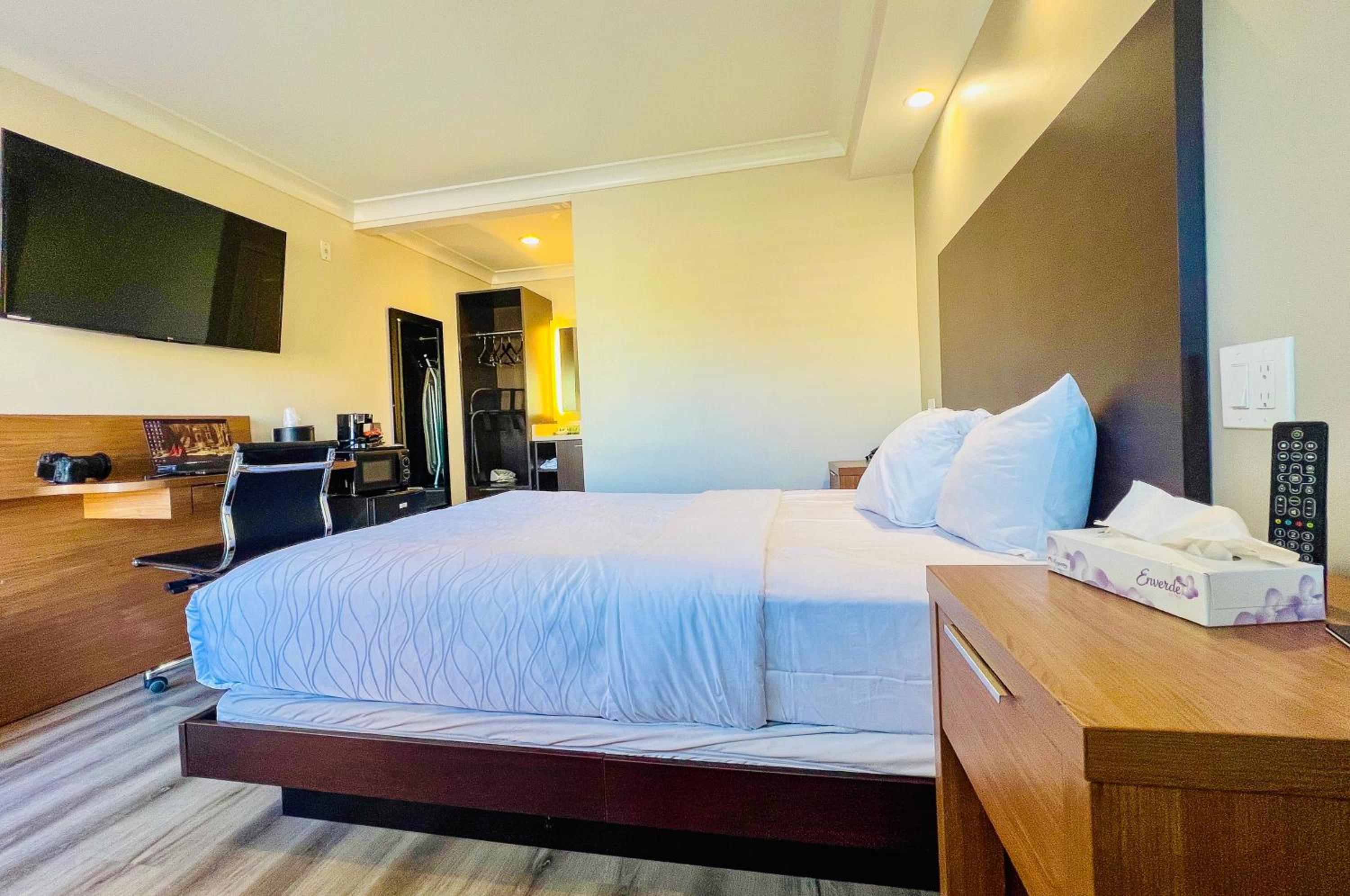 Premium Queen Room - Non-Smoking