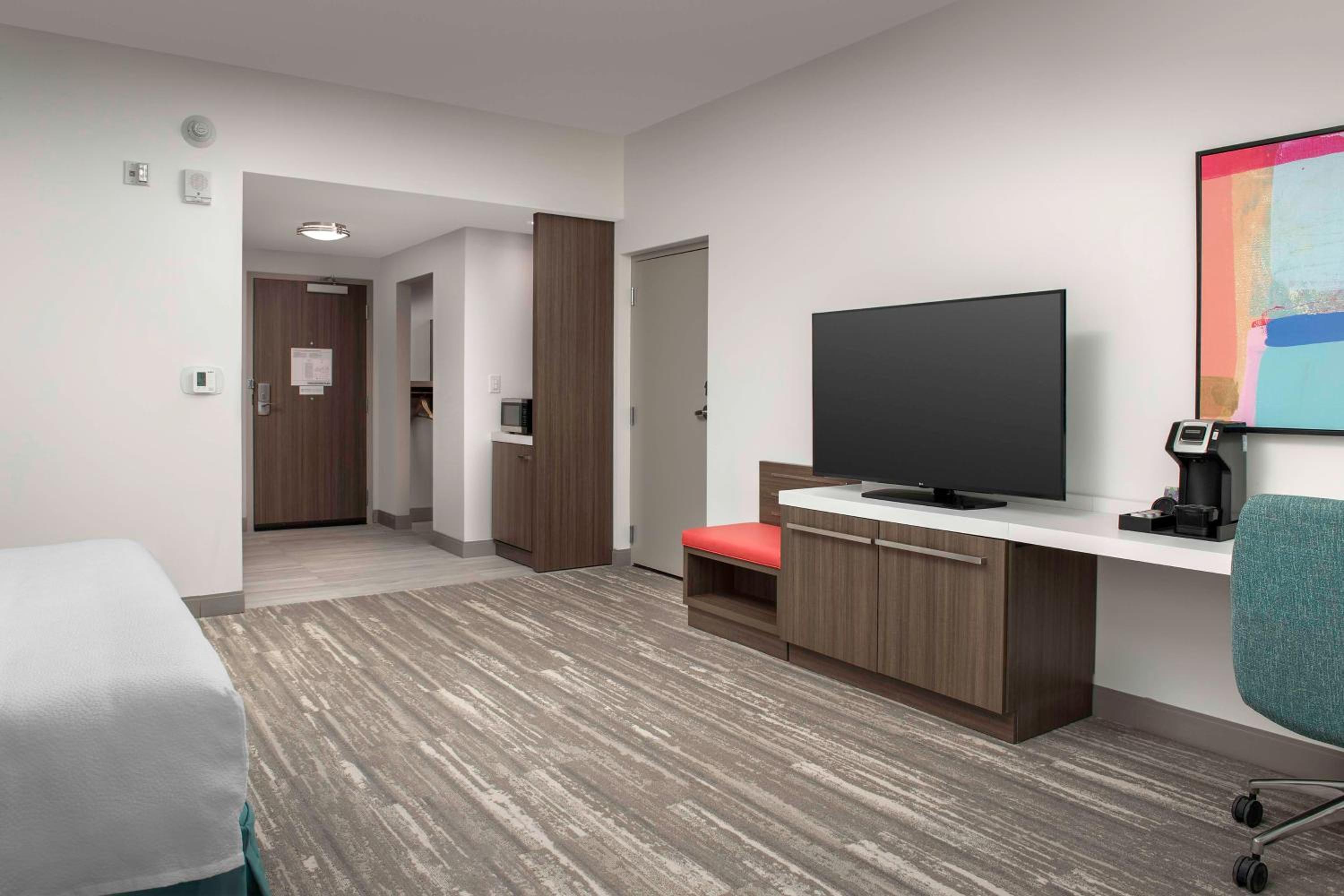 King Room with Roll-In Shower - Mobility Access