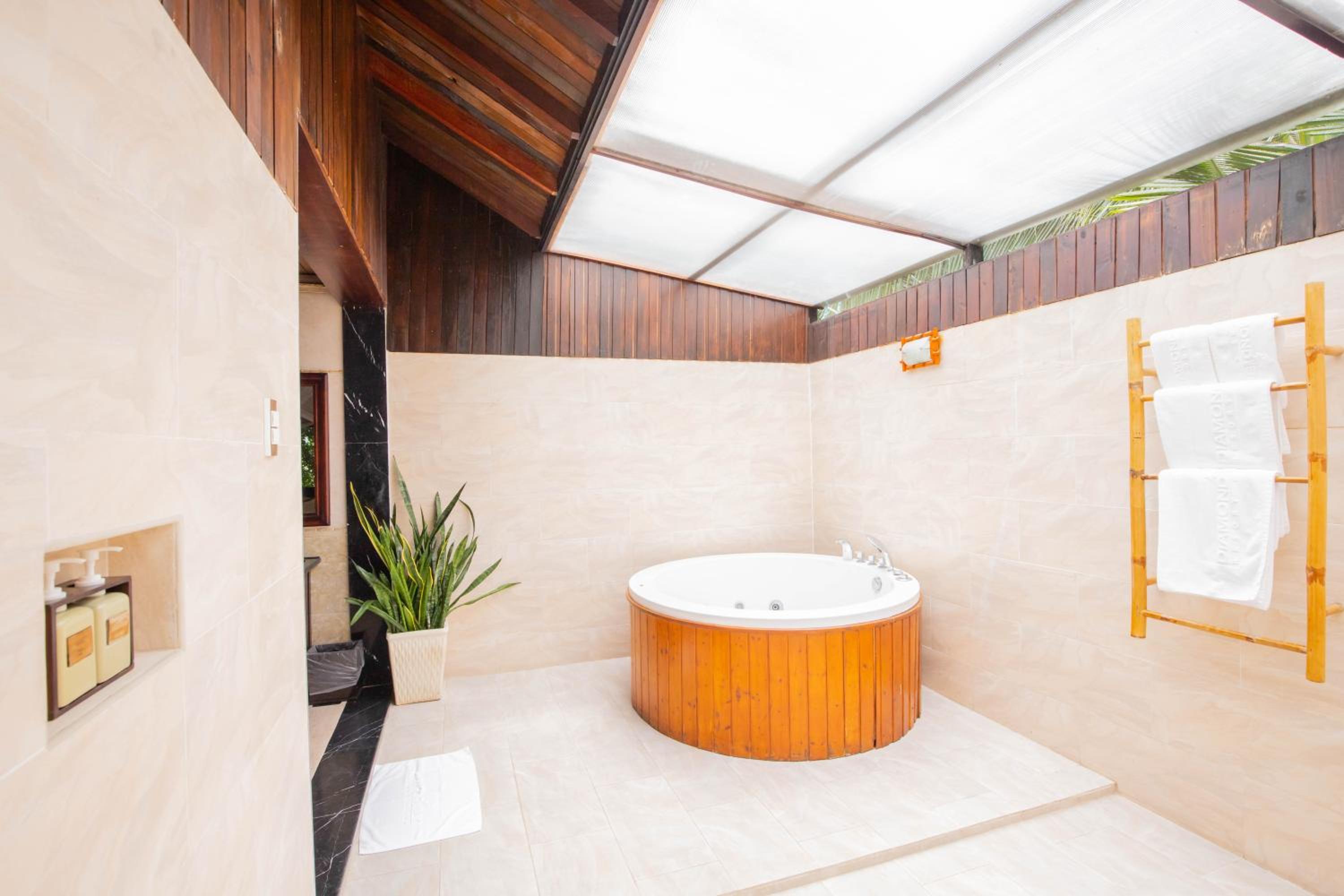 Jacuzzi Bungalow with Sea View