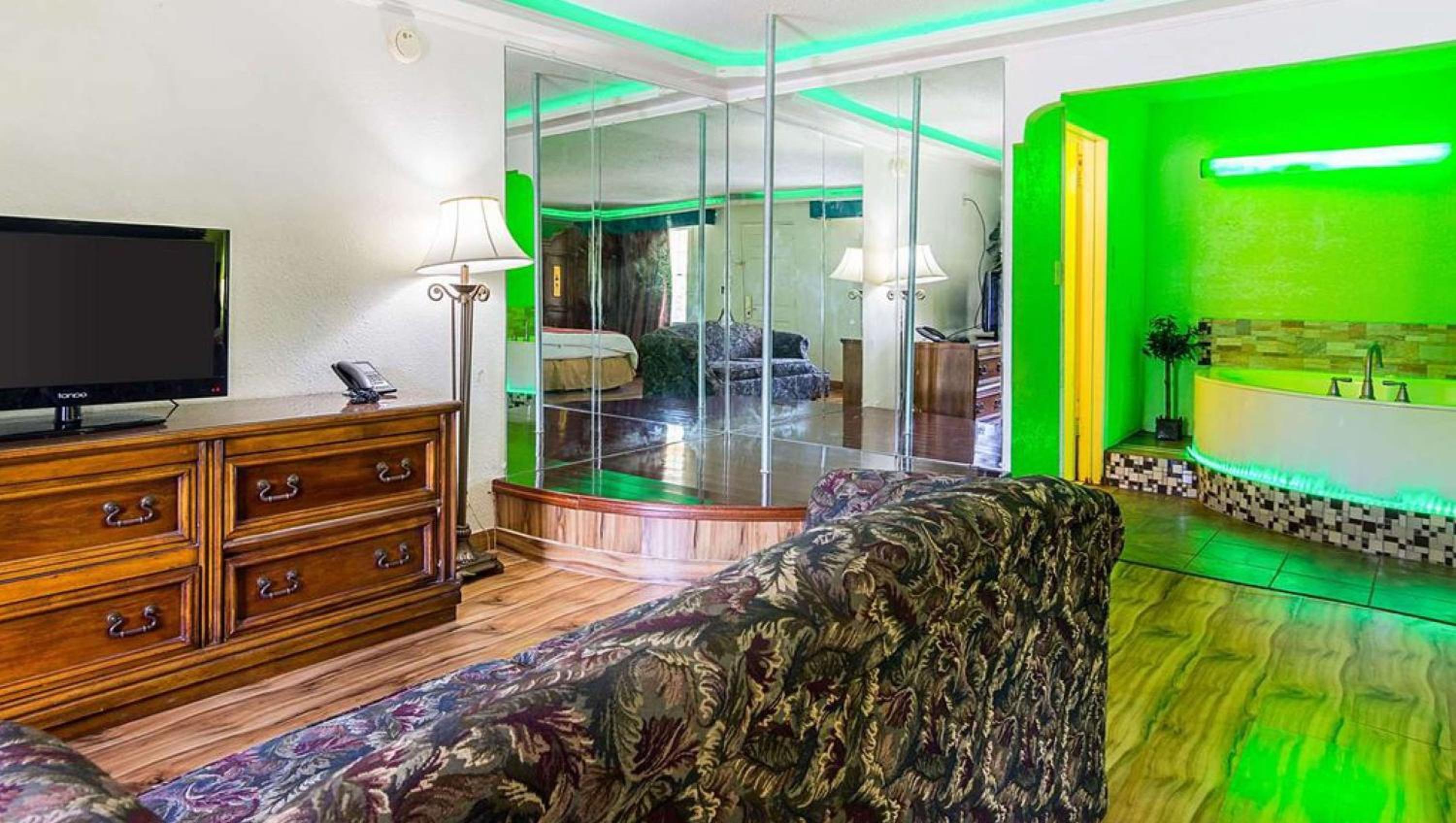 Whirl Pool Suite Non Smoking