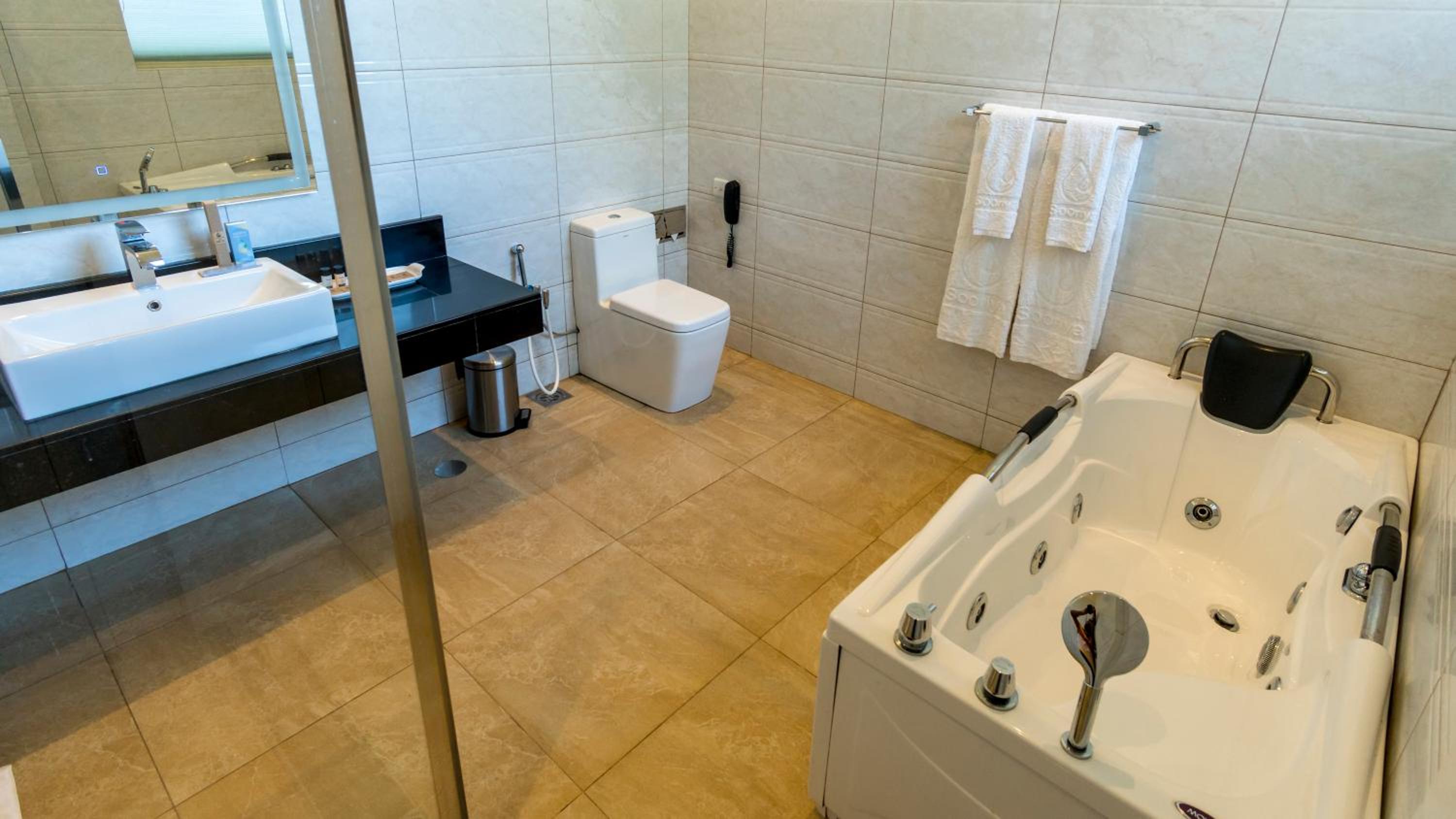 Ground Floor Suite with Jacuzzi & Sea View