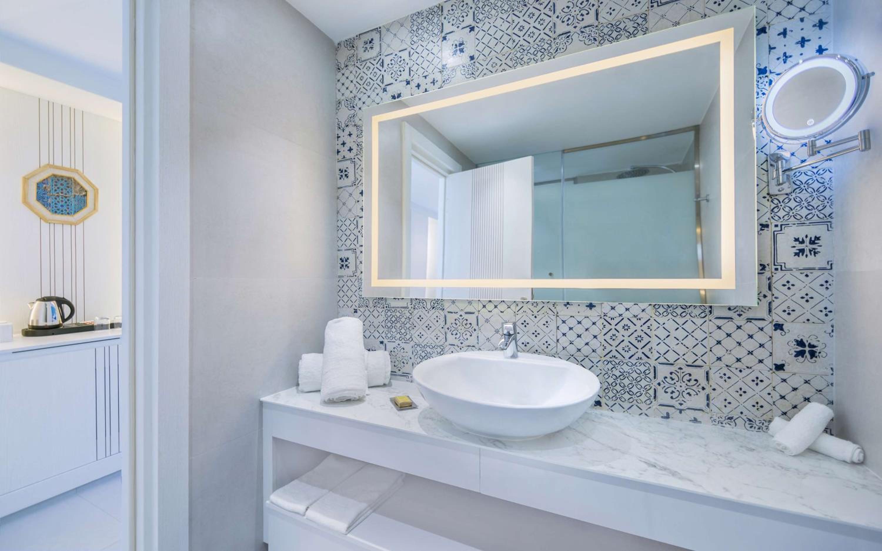 Deluxe King Room with Front Sea View