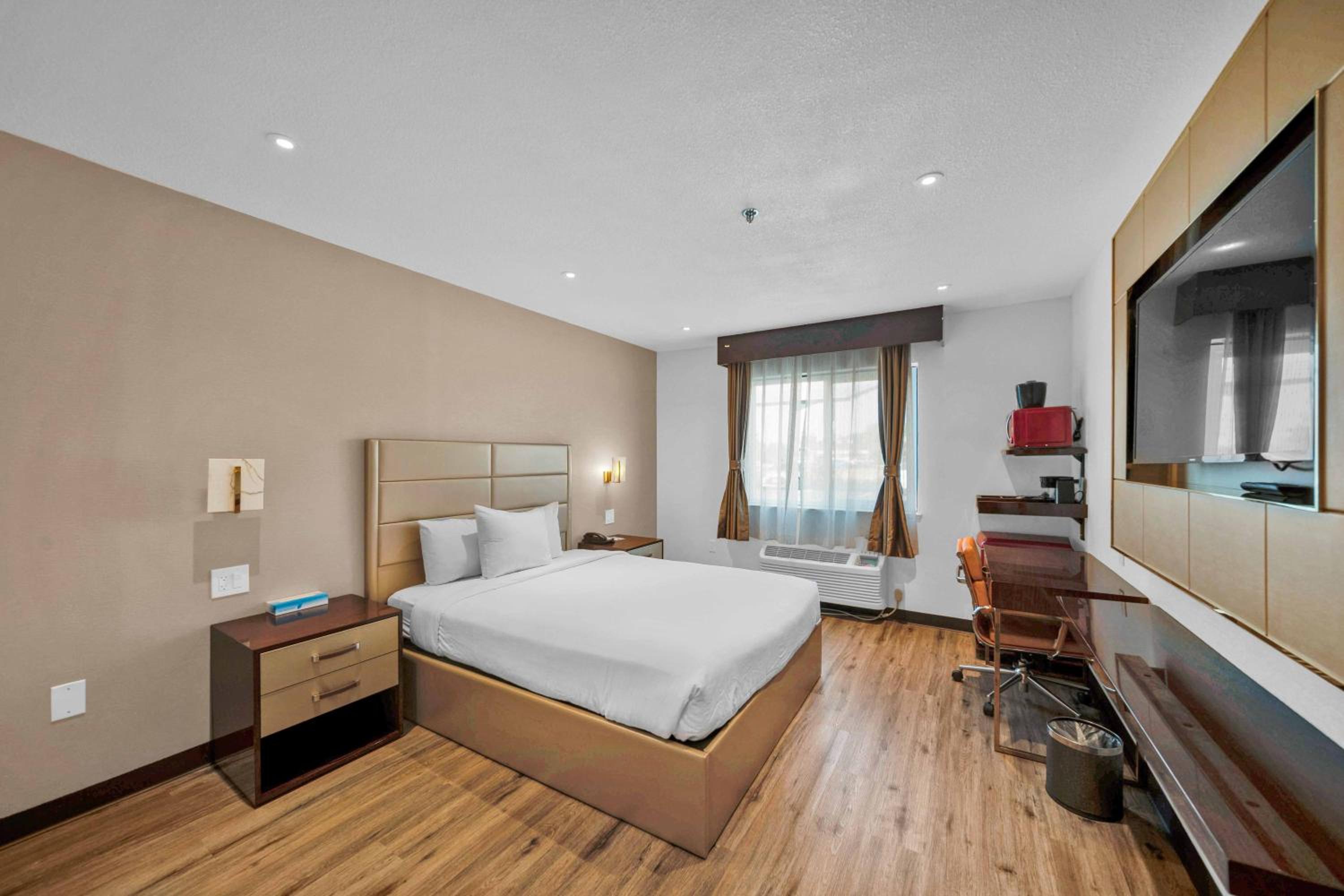 Queen Room with Mobility/Hearing Access - Non-Smoking