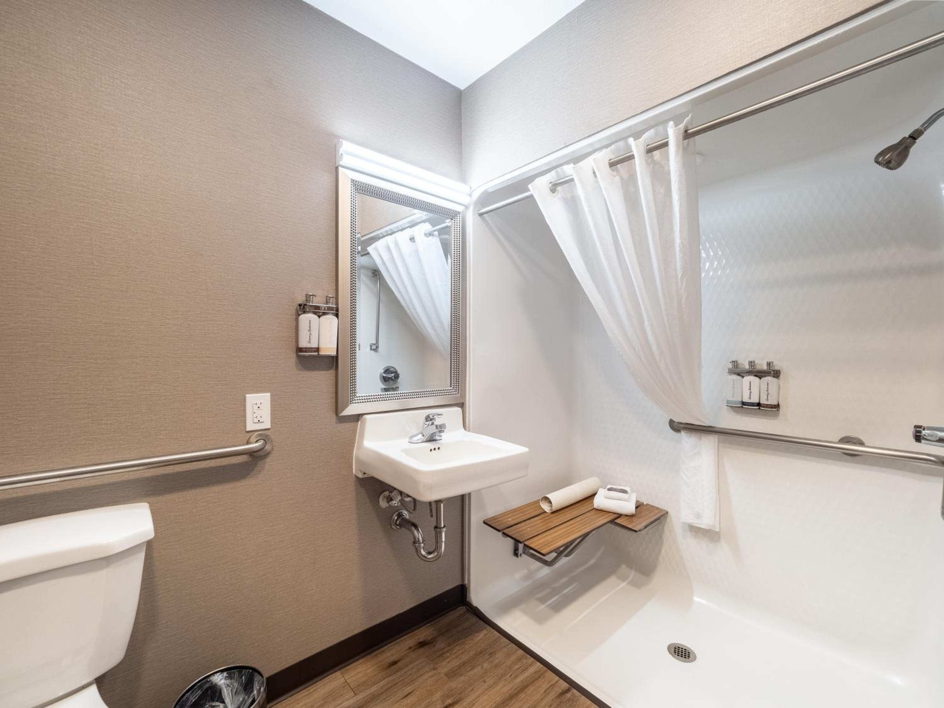 Queen Room with Mobility/Hearing Access - Non-Smoking