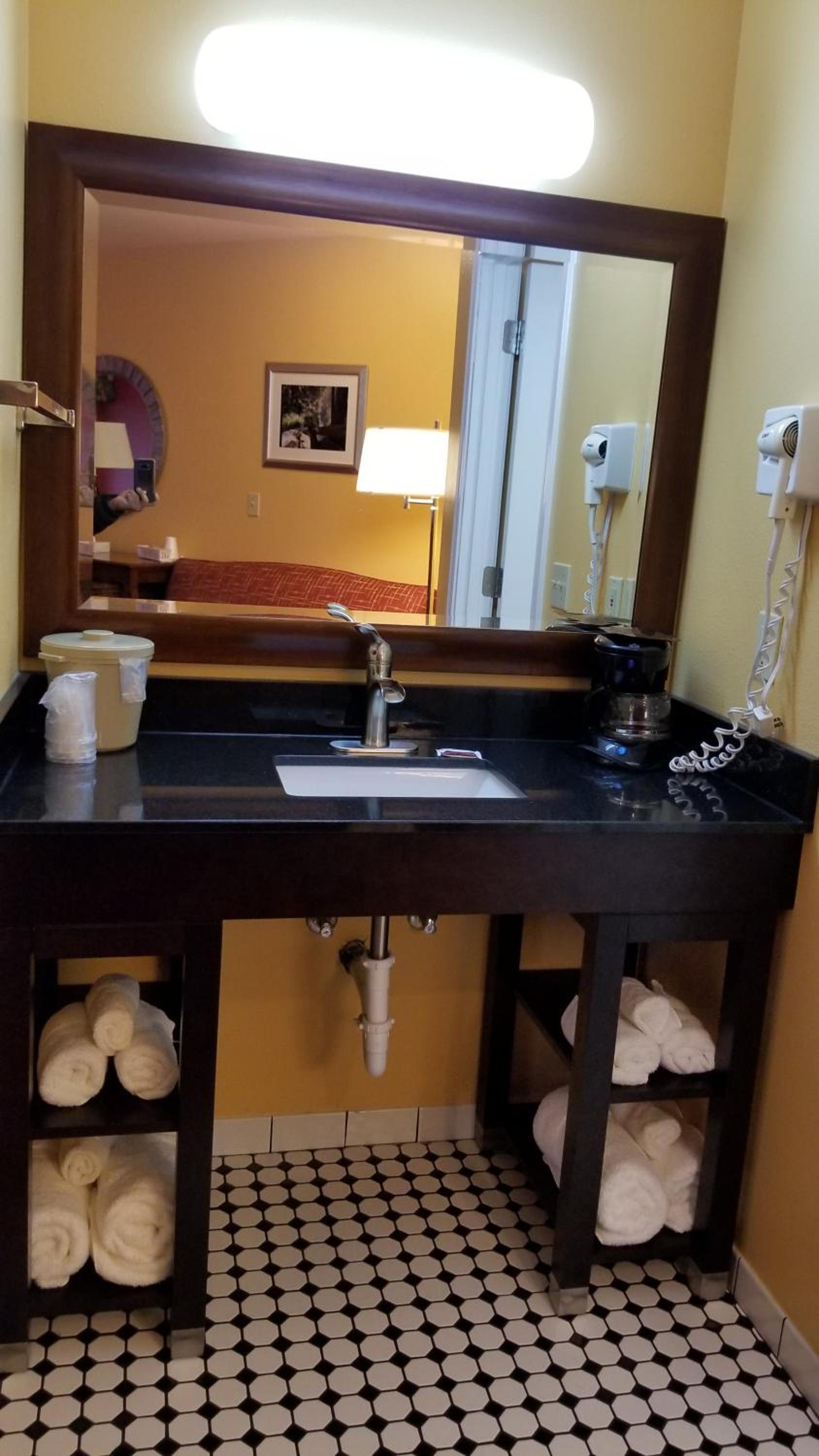 Two Deluxe Beds with Sofa Bed - No Pets Allowed