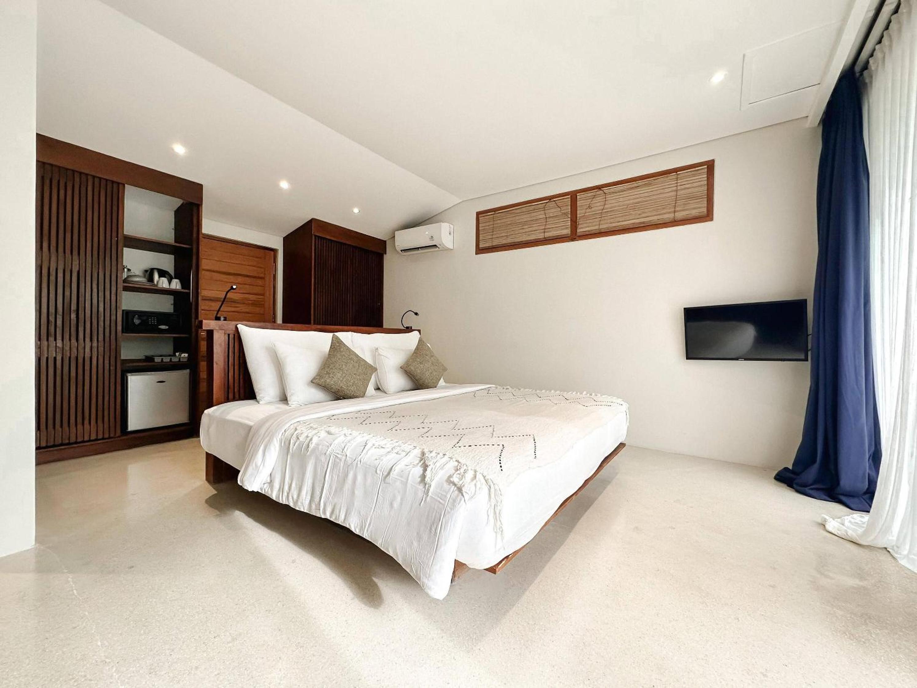 Deluxe Teak Room with Balcony