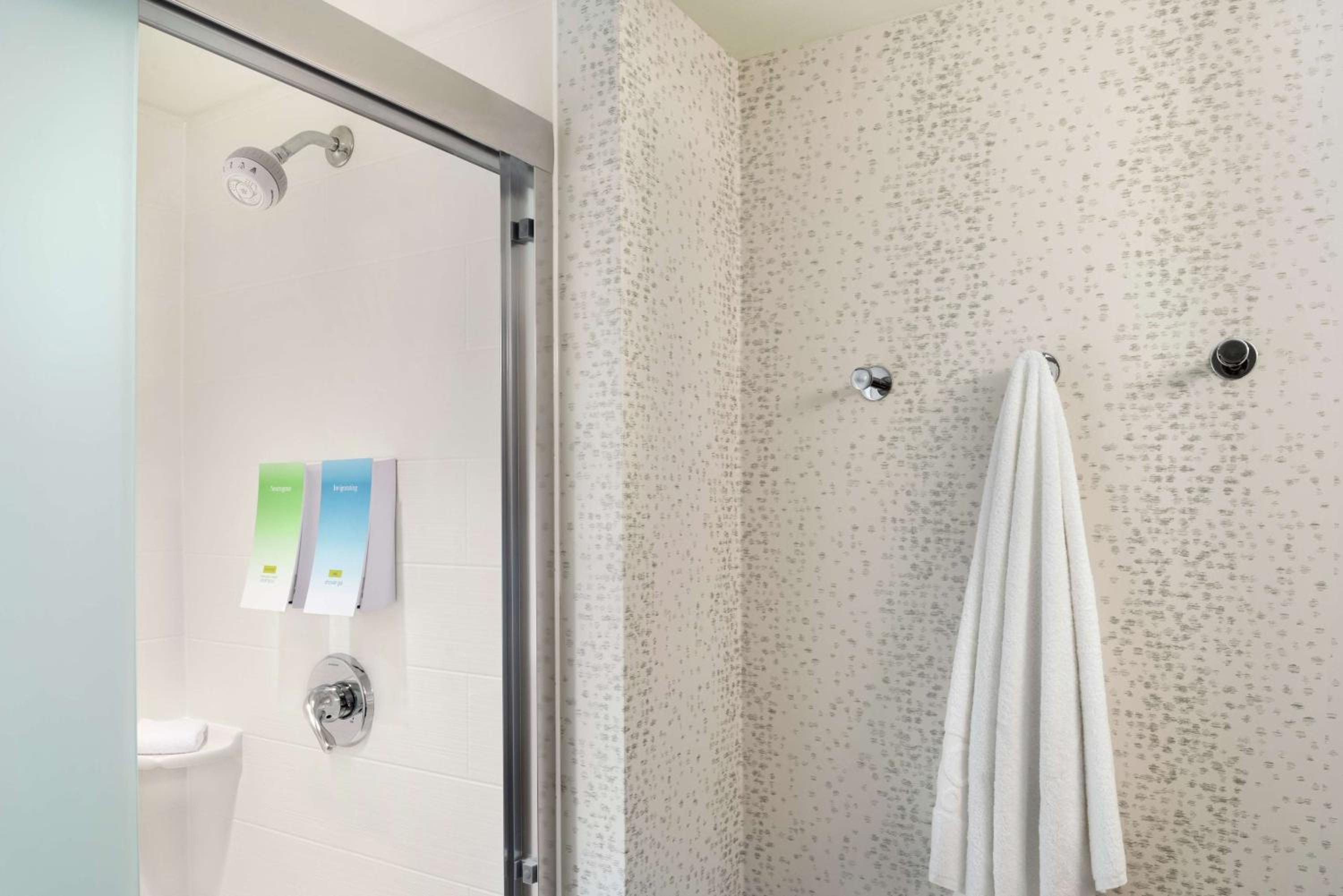 Queen Studio Suite - Hearing Access/Non-Smoking
