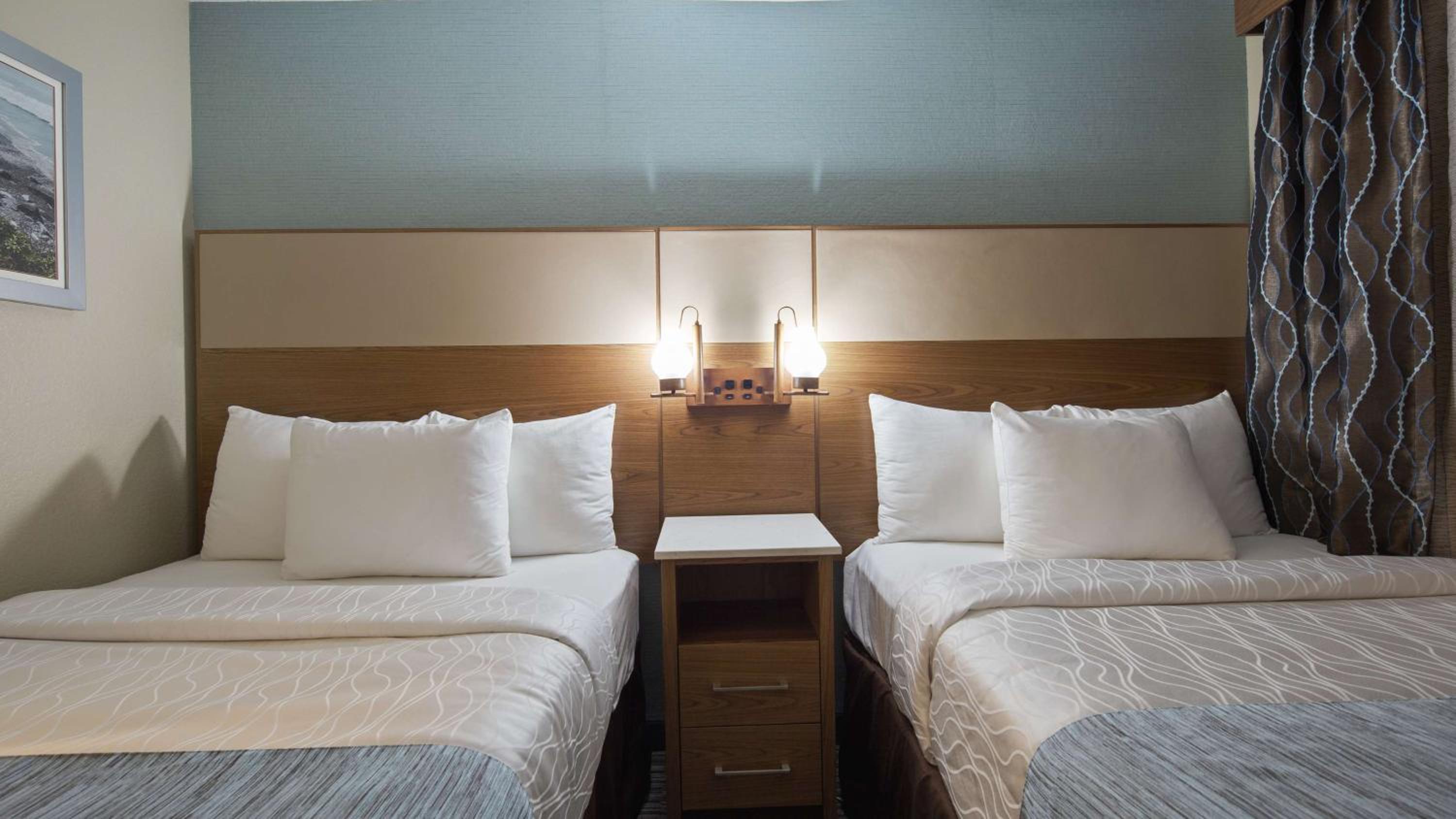 One-Bedroom Double Suite with Two Double Beds and Full Kitchen - Pet Friendly/First Floor/Non-Smoking
